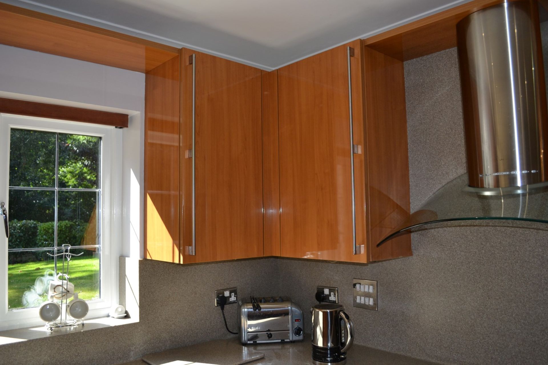 1 x Bespoke Siematic Gloss Fitted Kitchen With Corian Worktops, Frosted Glass Breakfast Bar - NO VAT - Image 21 of 91