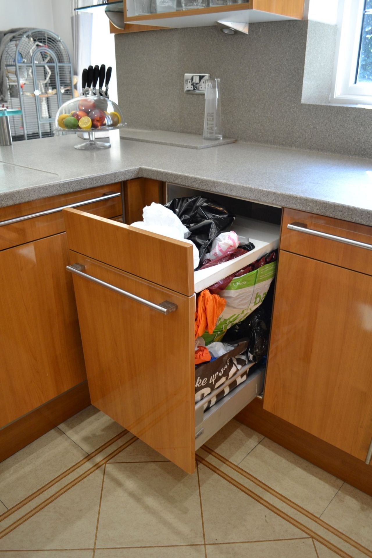 1 x Bespoke Siematic Gloss Fitted Kitchen With Corian Worktops, Frosted Glass Breakfast Bar - NO VAT - Image 41 of 91