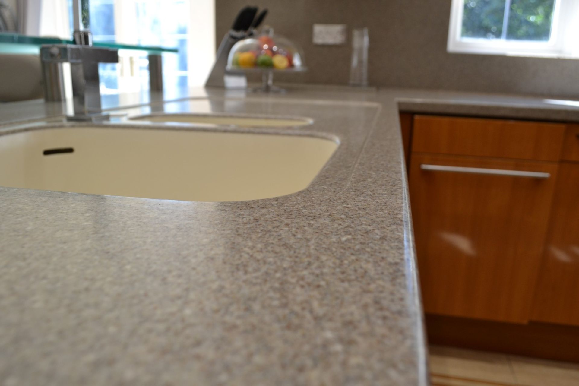 1 x Bespoke Siematic Gloss Fitted Kitchen With Corian Worktops, Frosted Glass Breakfast Bar - NO VAT - Image 67 of 91