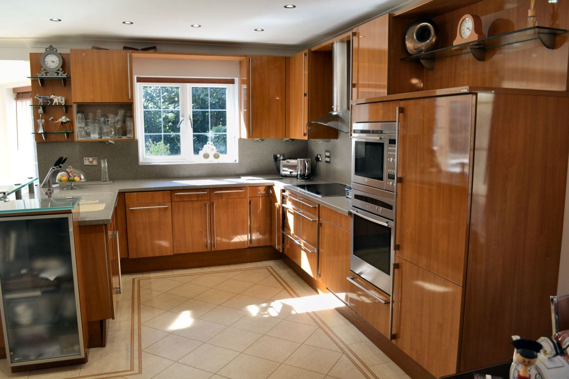 1 x Bespoke Siematic Gloss Fitted Kitchen With Corian Worktops, Frosted Glass Breakfast Bar - NO VAT - Image 69 of 91