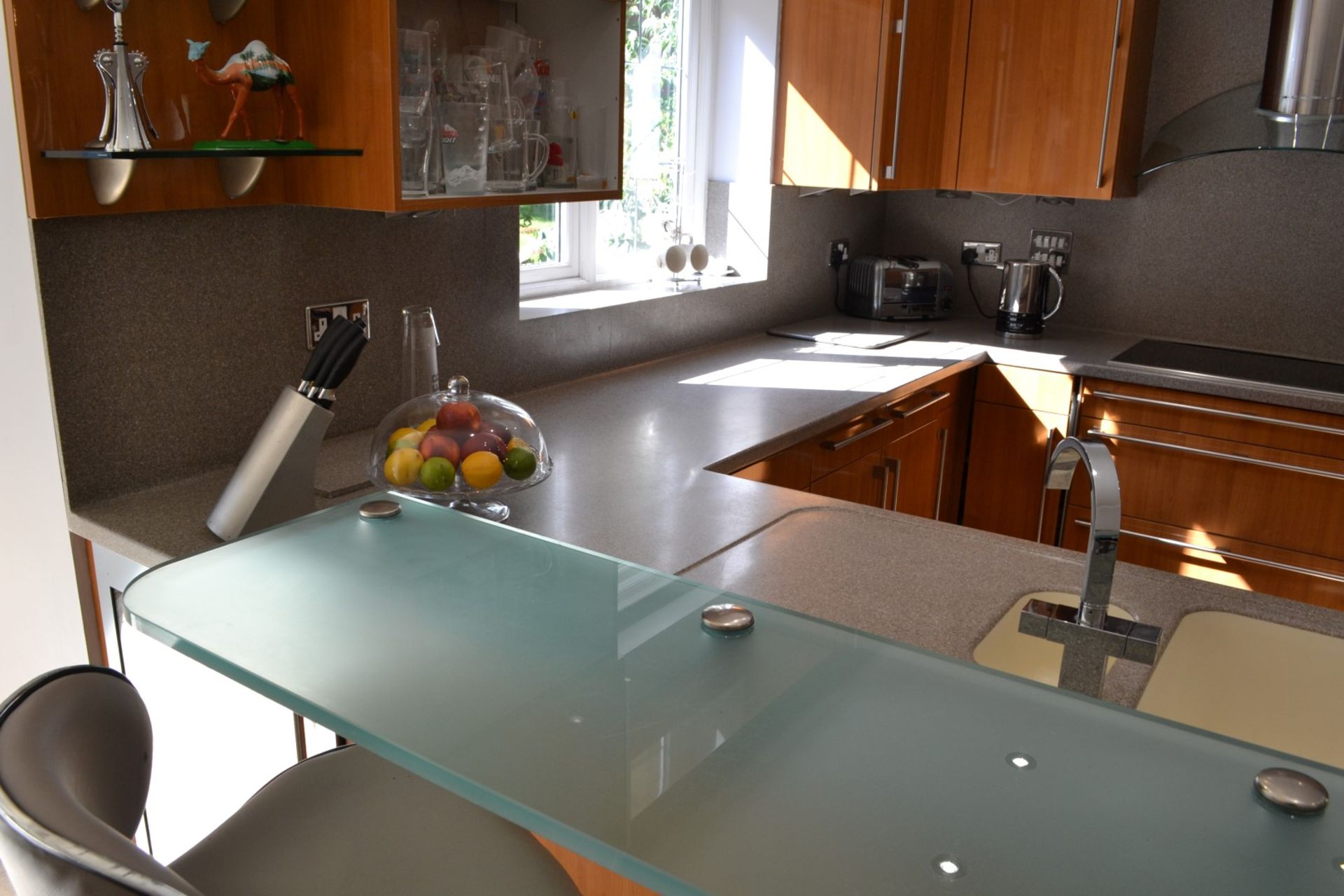 1 x Bespoke Siematic Gloss Fitted Kitchen With Corian Worktops, Frosted Glass Breakfast Bar - NO VAT - Image 8 of 91