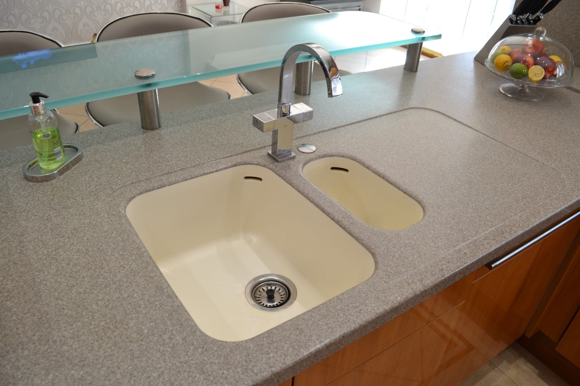 1 x Bespoke Siematic Gloss Fitted Kitchen With Corian Worktops, Frosted Glass Breakfast Bar - NO VAT - Image 66 of 91