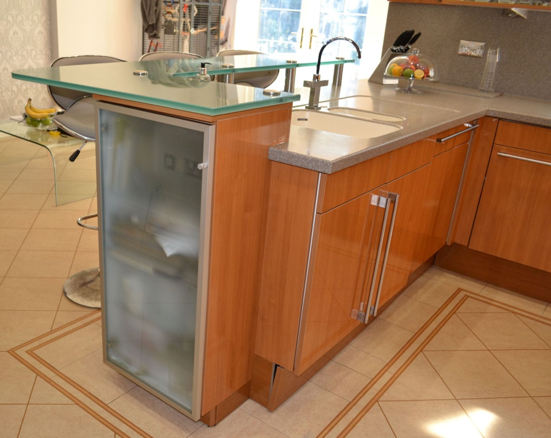 1 x Bespoke Siematic Gloss Fitted Kitchen With Corian Worktops, Frosted Glass Breakfast Bar - NO VAT - Image 17 of 91