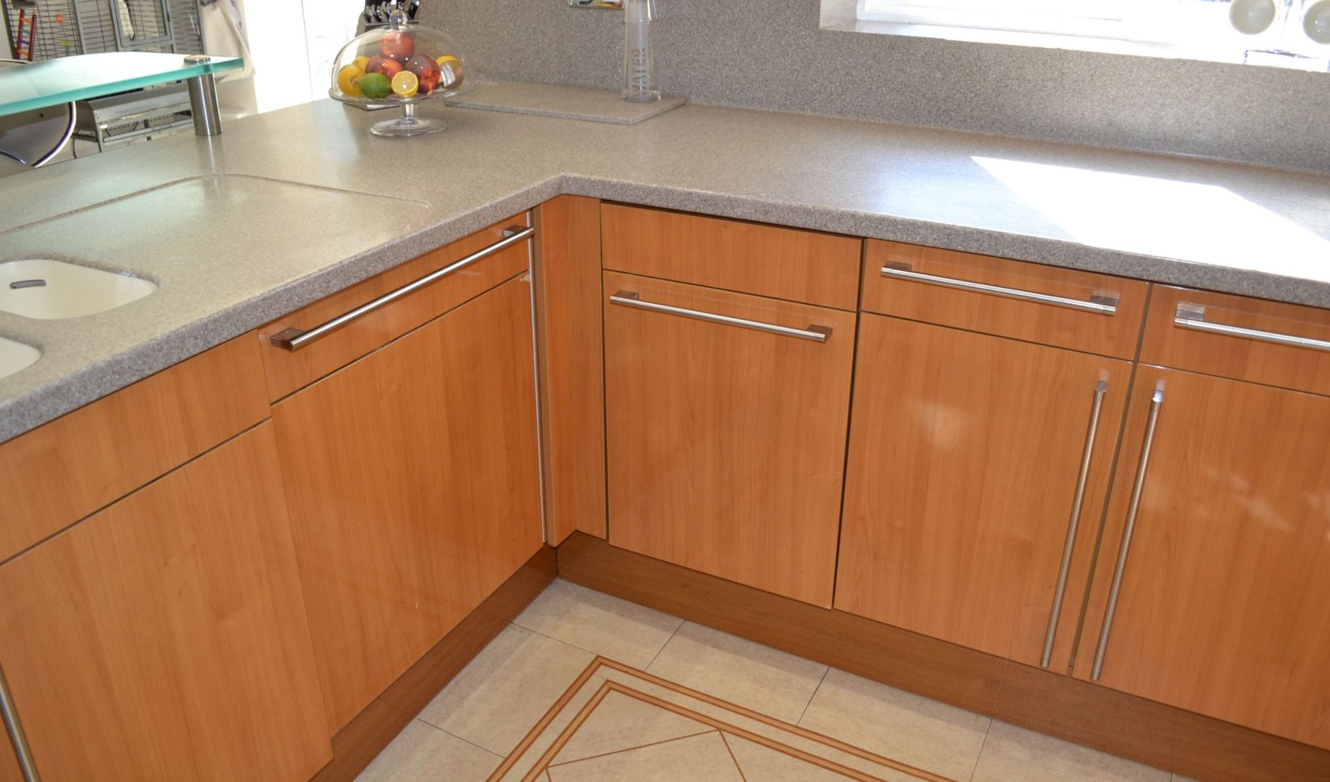 1 x Bespoke Siematic Gloss Fitted Kitchen With Corian Worktops, Frosted Glass Breakfast Bar - NO VAT - Image 18 of 91