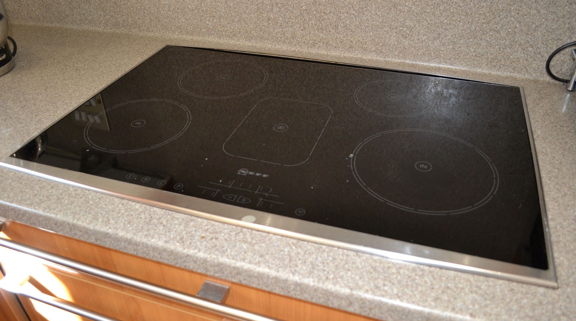 1 x Bespoke Siematic Gloss Fitted Kitchen With Corian Worktops, Frosted Glass Breakfast Bar - NO VAT - Image 24 of 91