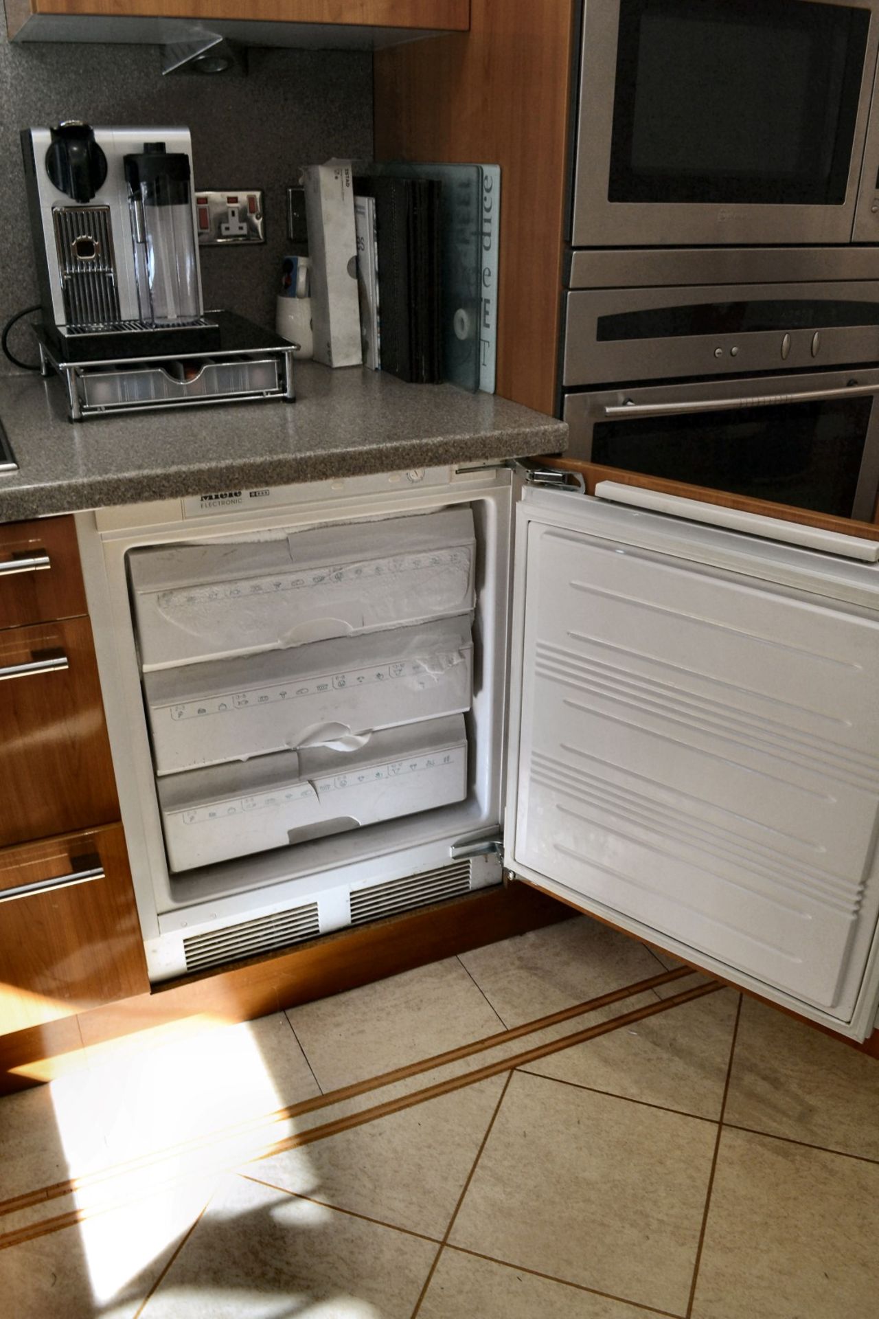 1 x Bespoke Siematic Gloss Fitted Kitchen With Corian Worktops, Frosted Glass Breakfast Bar - NO VAT - Image 59 of 91