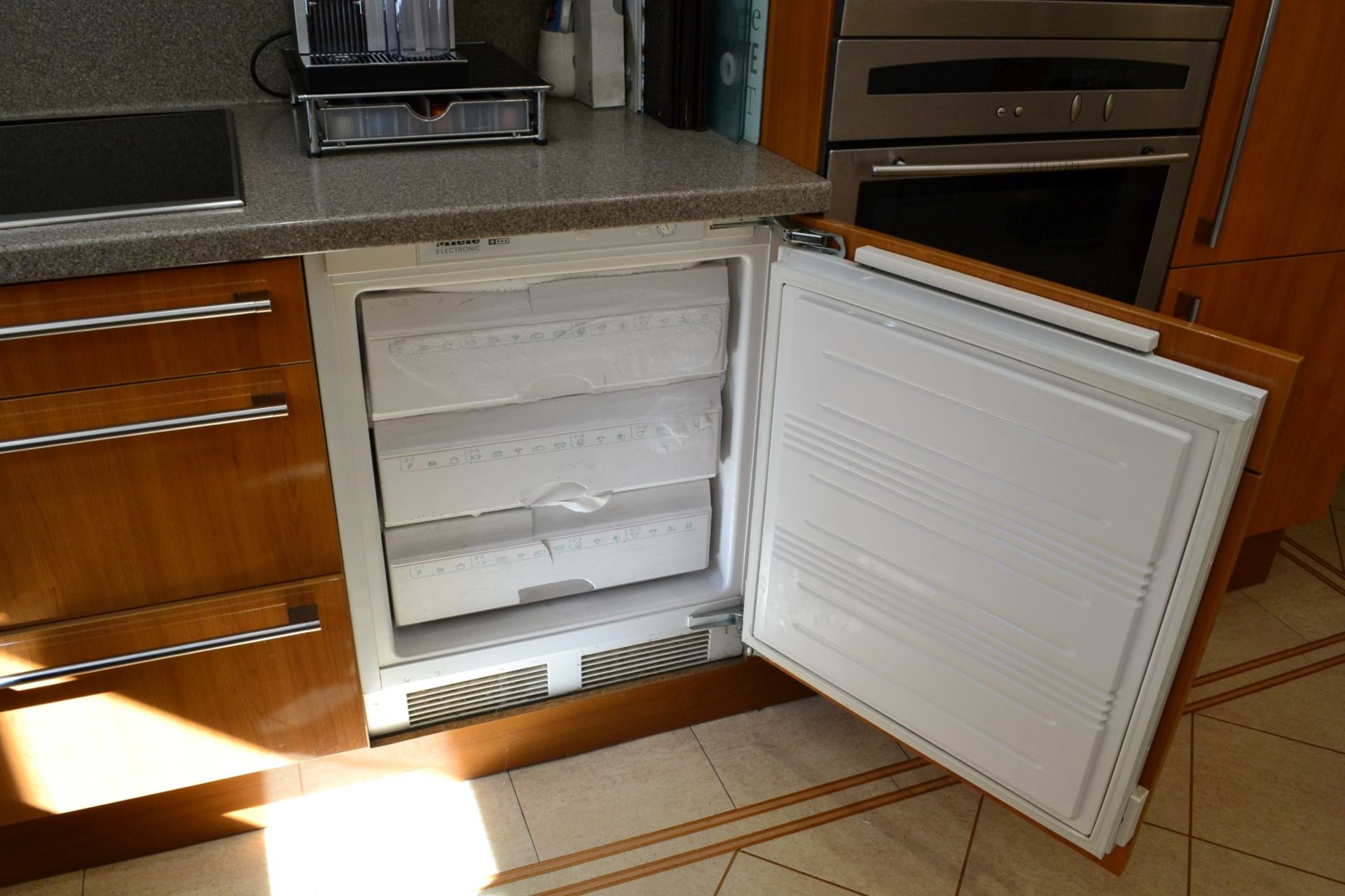 1 x Bespoke Siematic Gloss Fitted Kitchen With Corian Worktops, Frosted Glass Breakfast Bar - NO VAT - Image 58 of 91