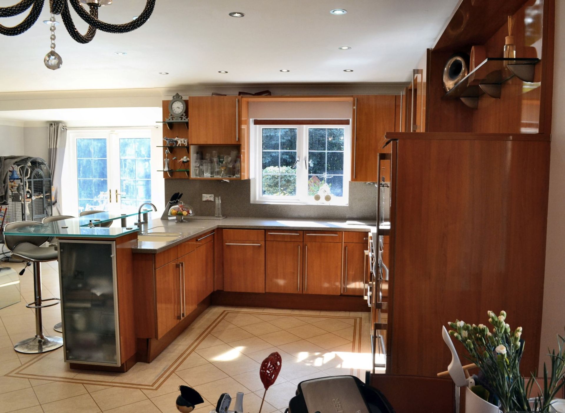 1 x Bespoke Siematic Gloss Fitted Kitchen With Corian Worktops, Frosted Glass Breakfast Bar - NO VAT - Image 70 of 91