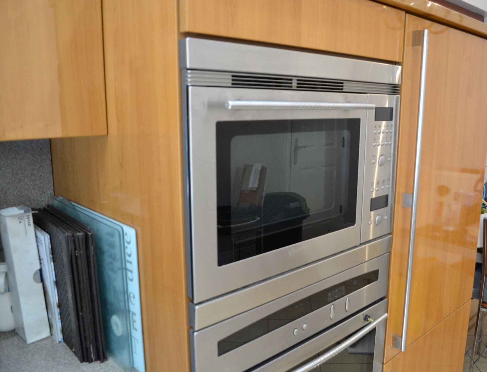 1 x Bespoke Siematic Gloss Fitted Kitchen With Corian Worktops, Frosted Glass Breakfast Bar - NO VAT - Image 45 of 91