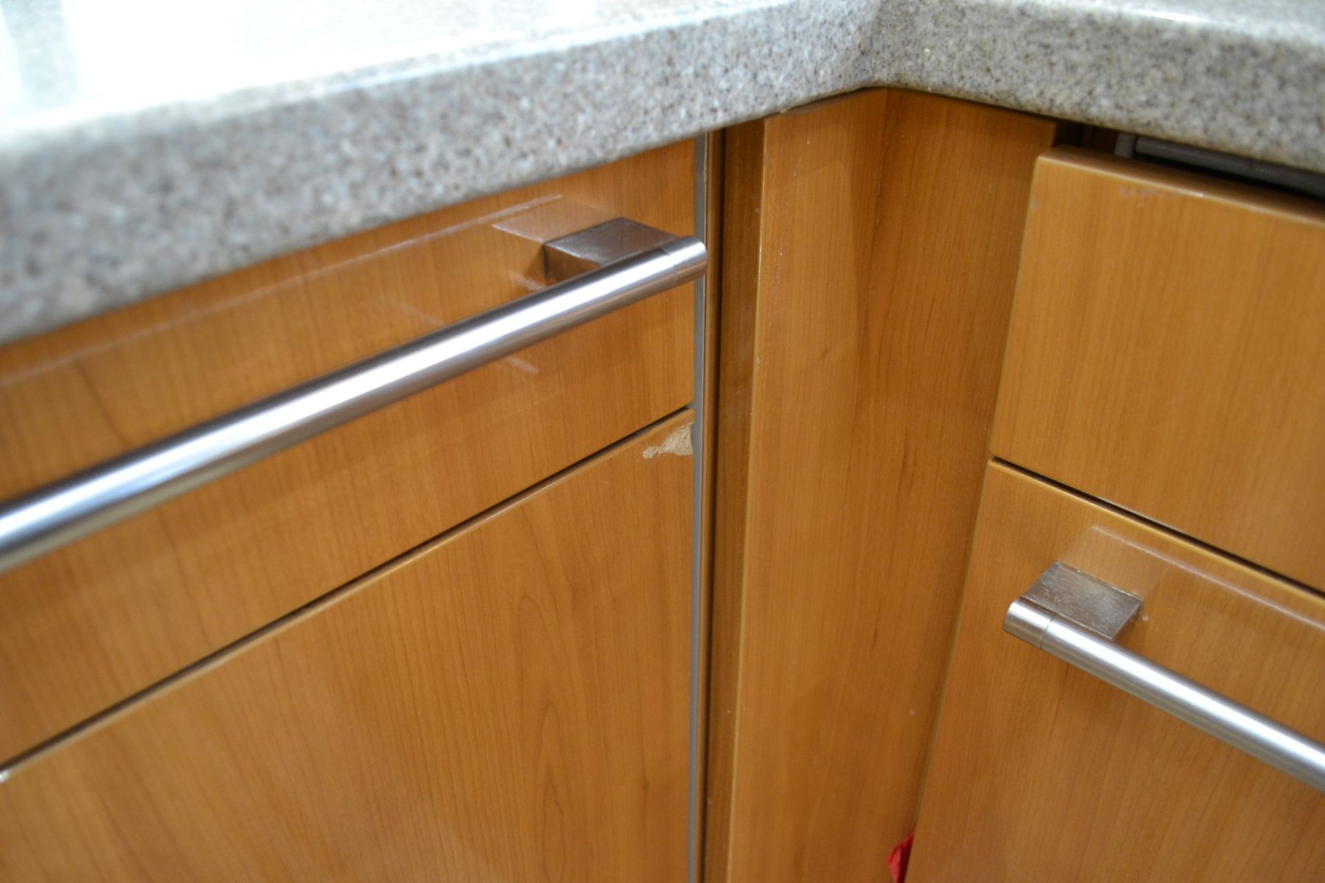 1 x Bespoke Siematic Gloss Fitted Kitchen With Corian Worktops, Frosted Glass Breakfast Bar - NO VAT - Image 75 of 91