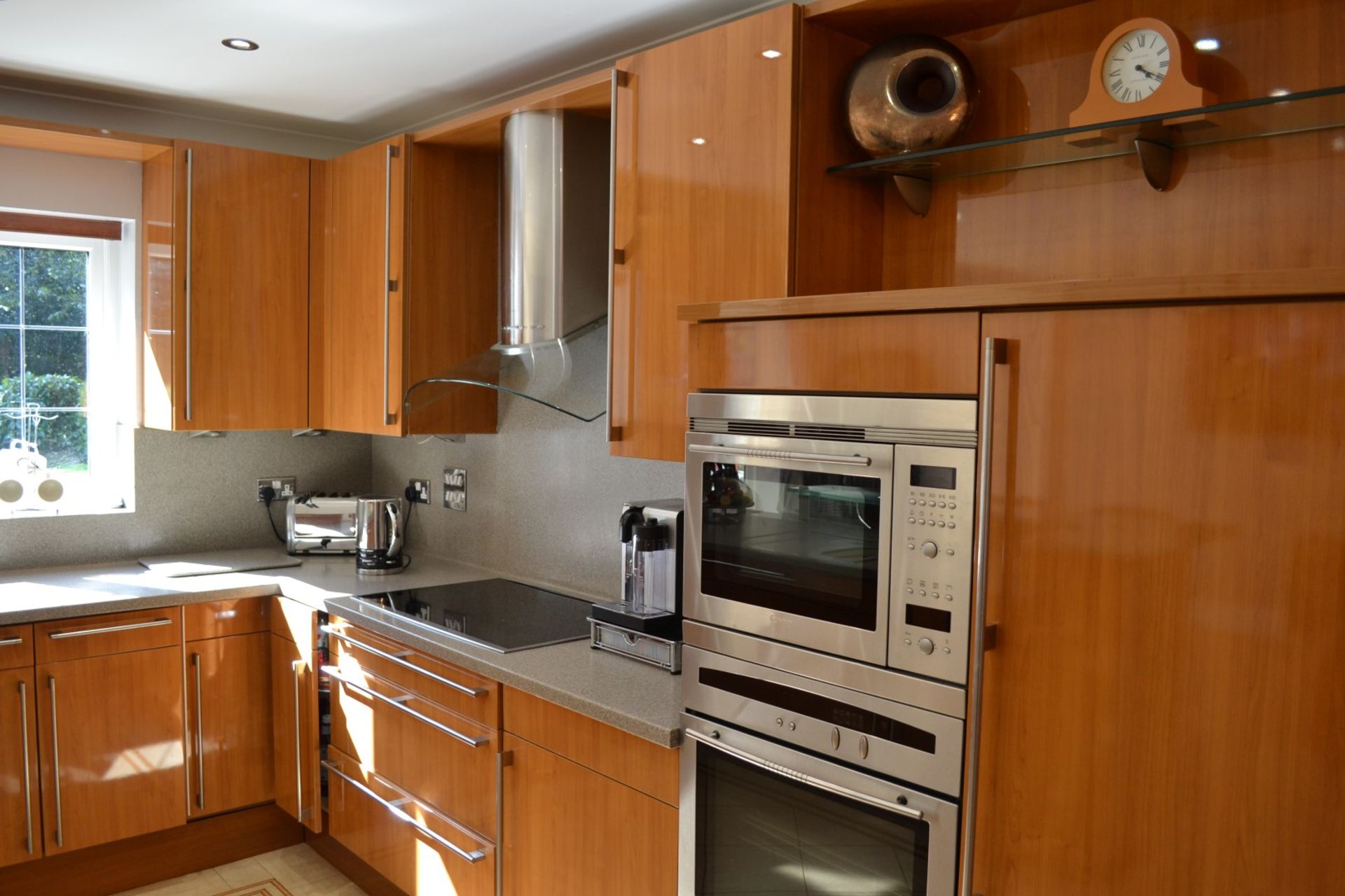 1 x Bespoke Siematic Gloss Fitted Kitchen With Corian Worktops, Frosted Glass Breakfast Bar - NO VAT - Image 72 of 91