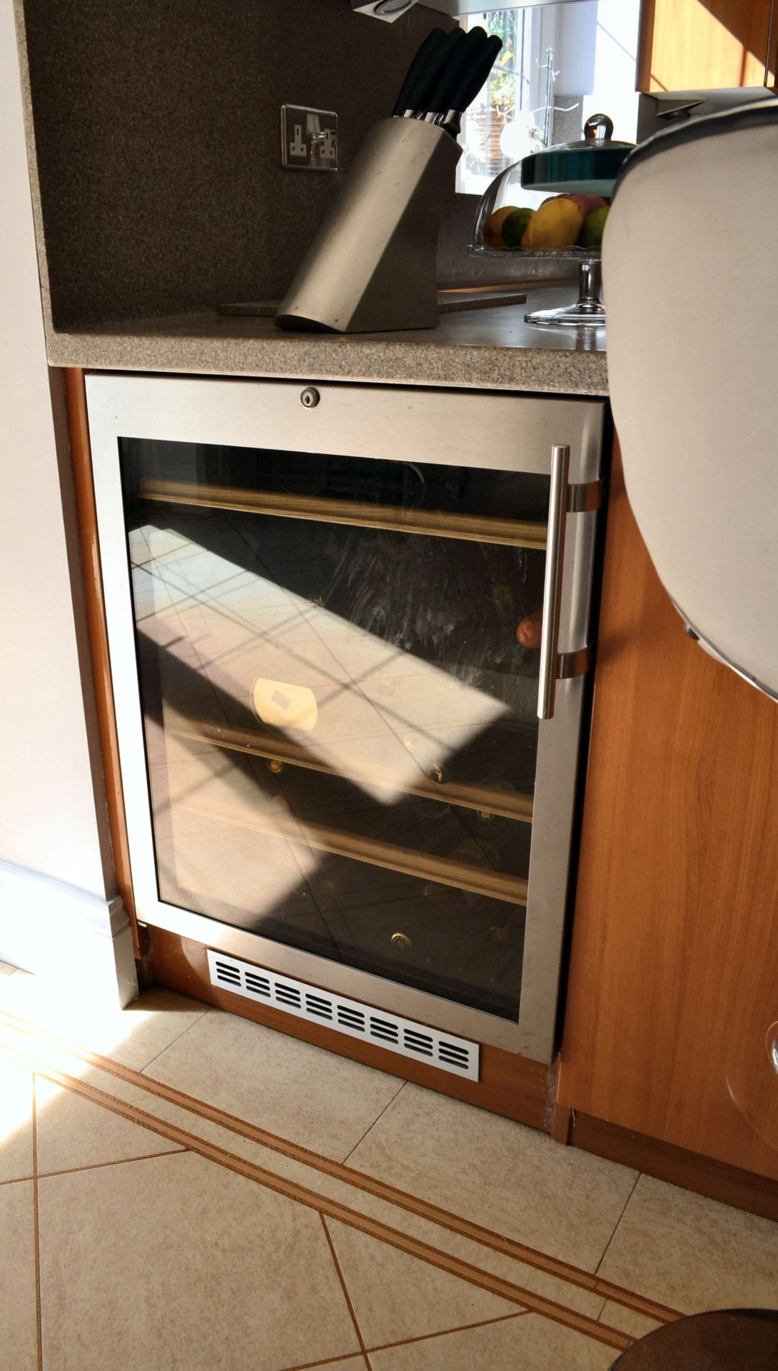 1 x Bespoke Siematic Gloss Fitted Kitchen With Corian Worktops, Frosted Glass Breakfast Bar - NO VAT - Image 10 of 91