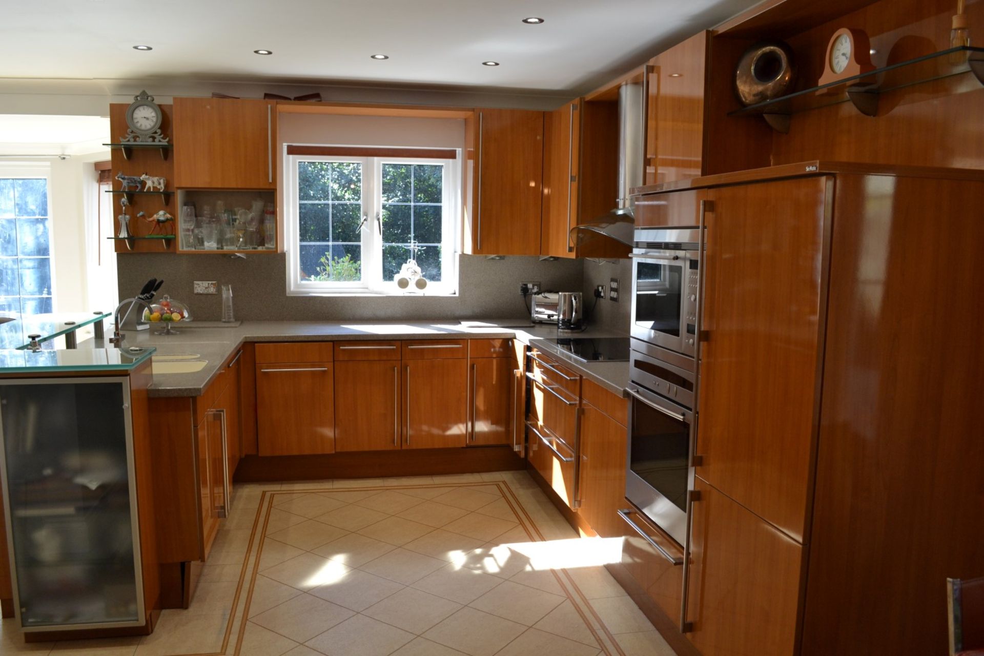 1 x Bespoke Siematic Gloss Fitted Kitchen With Corian Worktops, Frosted Glass Breakfast Bar - NO VAT - Image 71 of 91