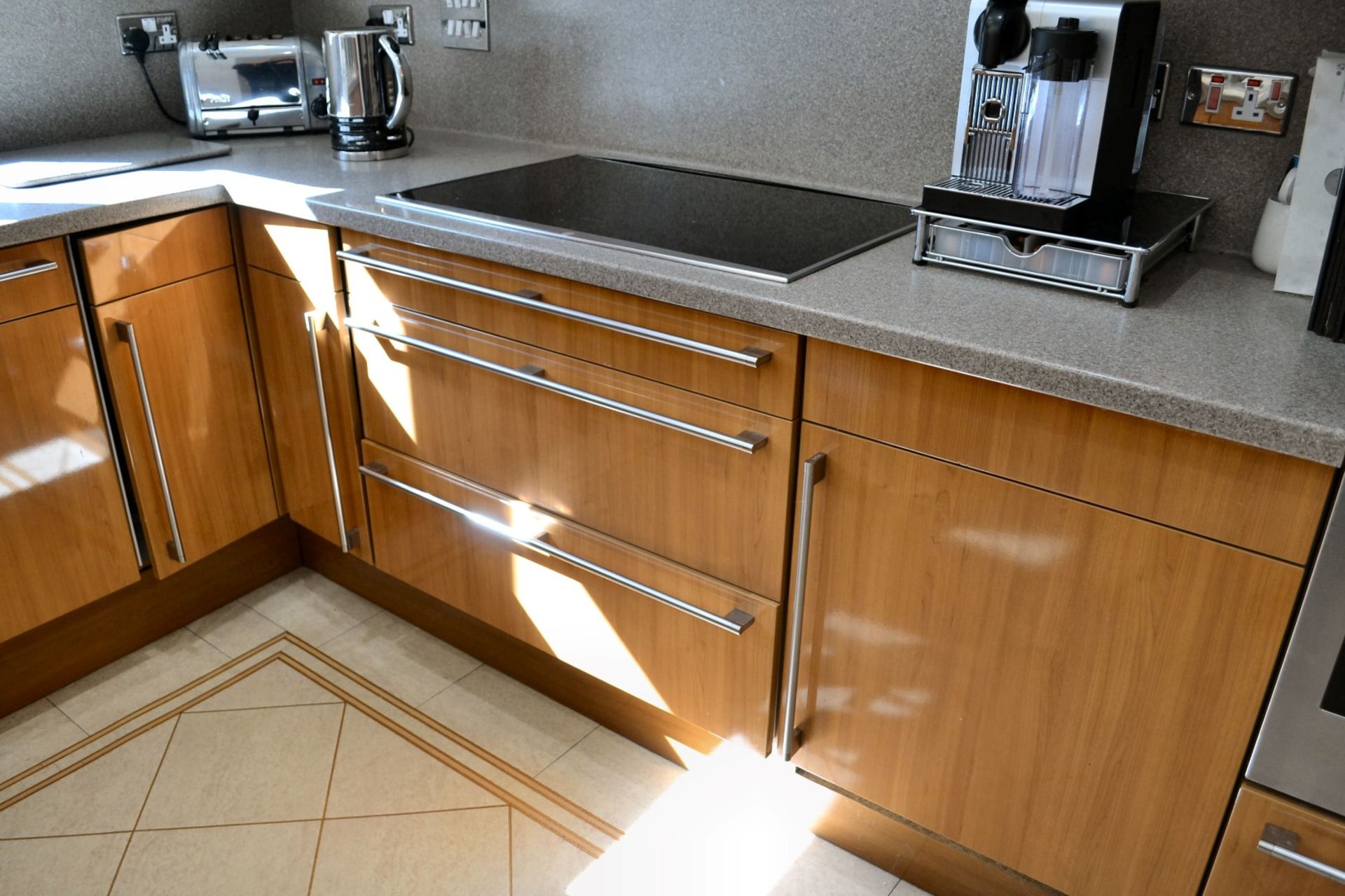 1 x Bespoke Siematic Gloss Fitted Kitchen With Corian Worktops, Frosted Glass Breakfast Bar - NO VAT - Image 20 of 91