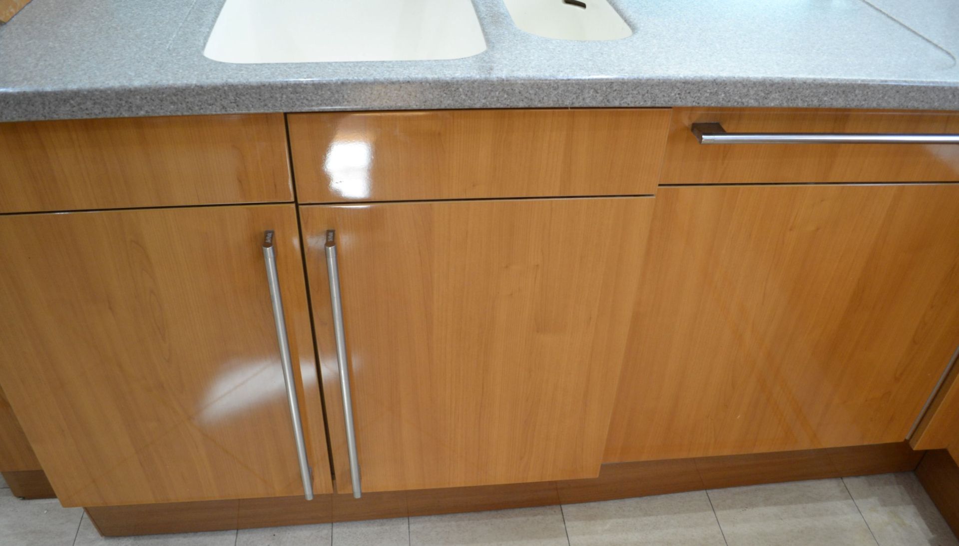 1 x Bespoke Siematic Gloss Fitted Kitchen With Corian Worktops, Frosted Glass Breakfast Bar - NO VAT - Image 78 of 91