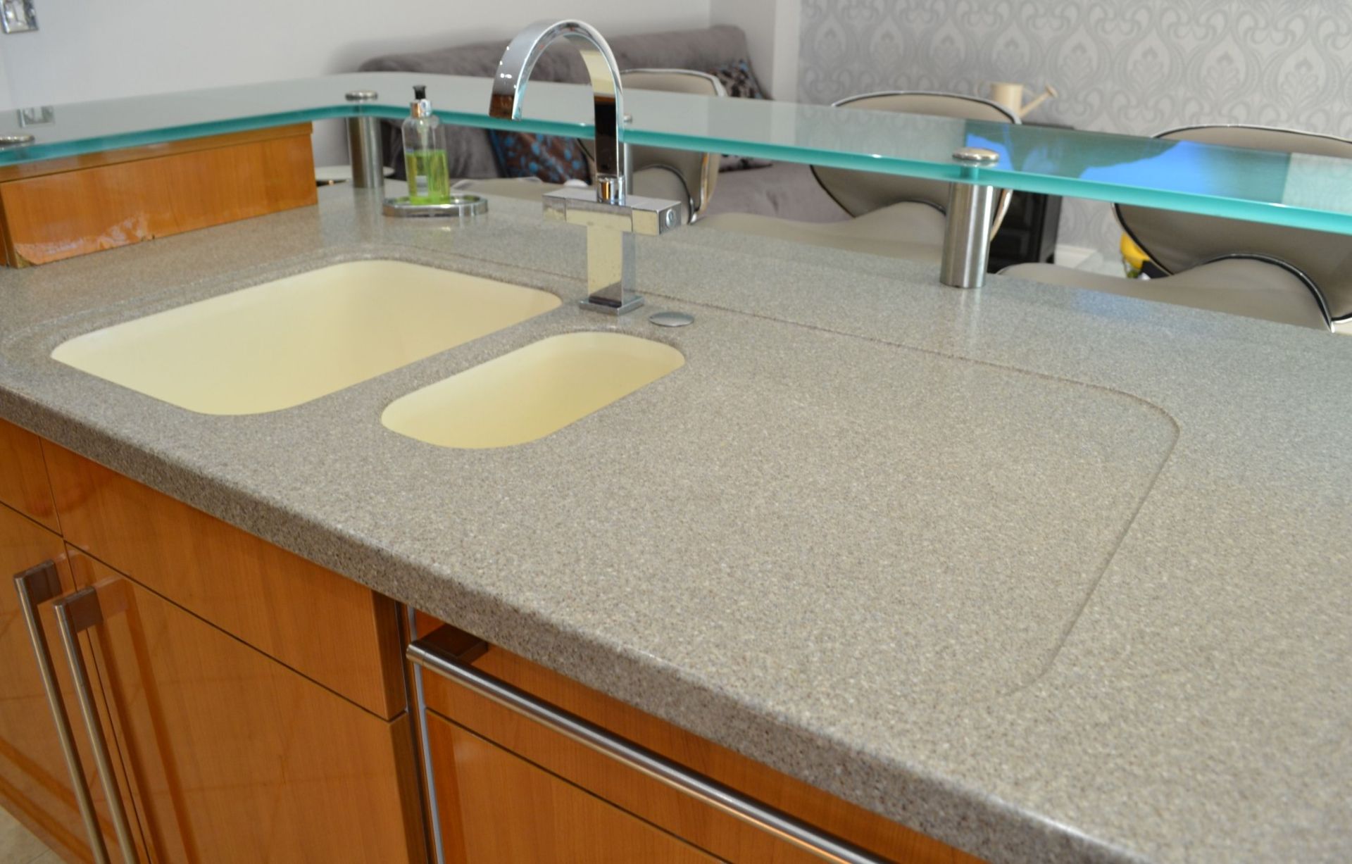 1 x Bespoke Siematic Gloss Fitted Kitchen With Corian Worktops, Frosted Glass Breakfast Bar - NO VAT - Image 32 of 91