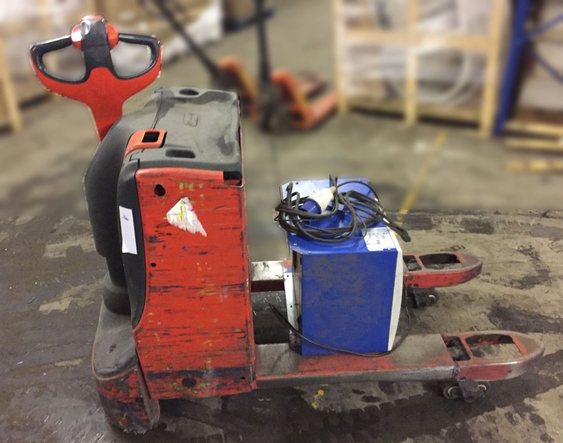 1 x Linde T20 Electric Pallet Truck - Tested and Working - Charger Included - CL007 - Ref: T20/1 - - Image 2 of 12