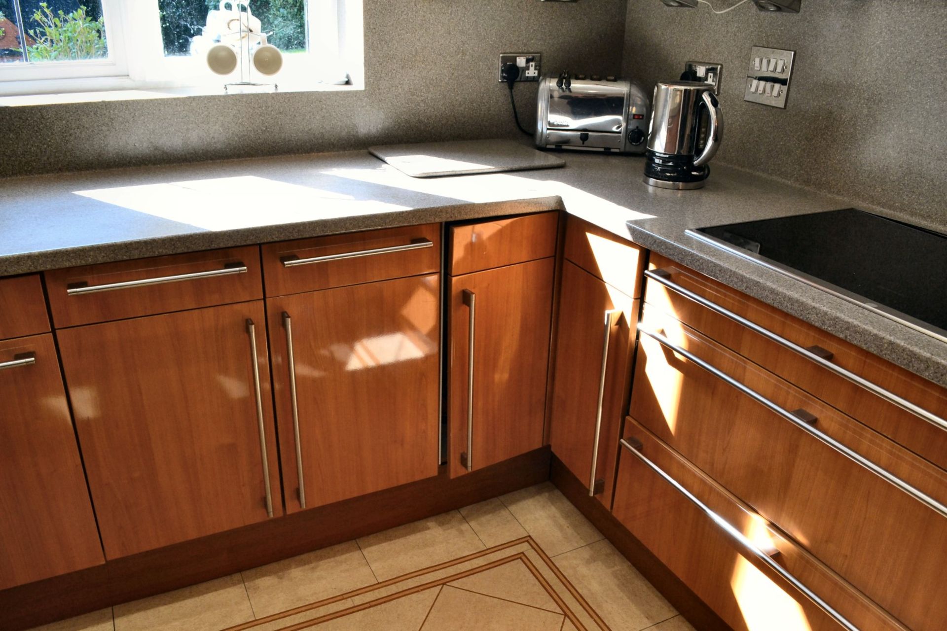 1 x Bespoke Siematic Gloss Fitted Kitchen With Corian Worktops, Frosted Glass Breakfast Bar - NO VAT - Image 19 of 91