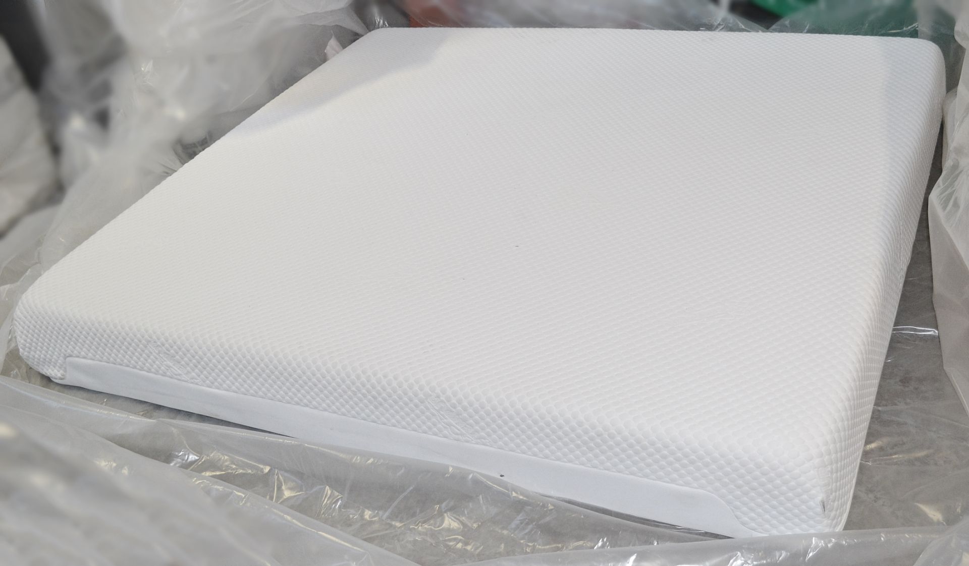 **Just Added** 1 x TEMPUR Cloud 22 Super King Mattress - Dimensions: D180 x H200 x D22cm - Ref: - Image 2 of 5