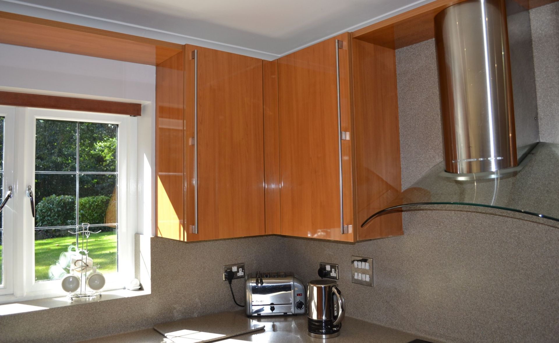 1 x Bespoke Siematic Gloss Fitted Kitchen With Corian Worktops, Frosted Glass Breakfast Bar - NO VAT - Image 38 of 91