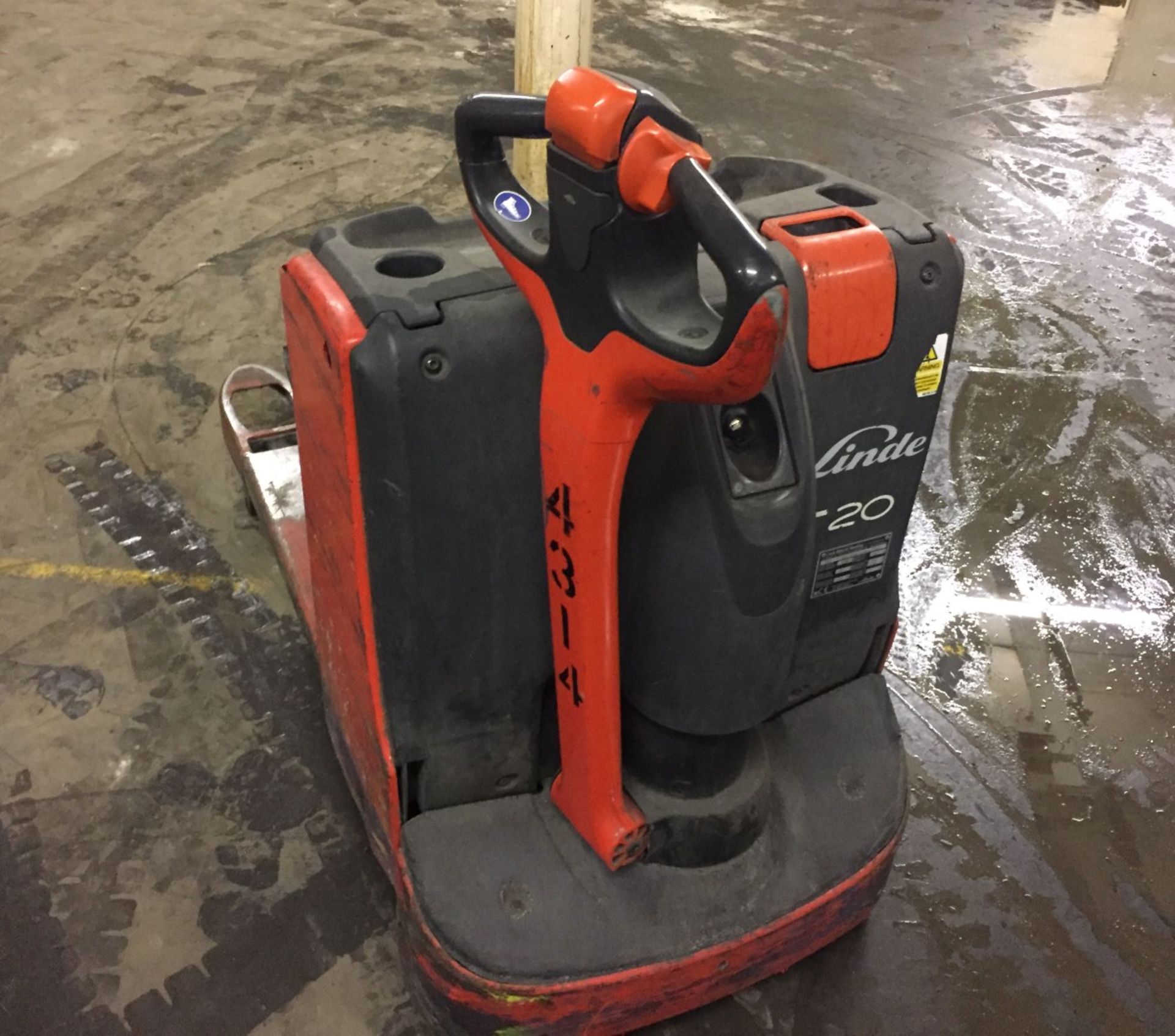 1 x Linde T20 Electric Pallet Truck - Tested and Working - Charger Included - CL007 - Ref: T20/1 - - Image 3 of 12