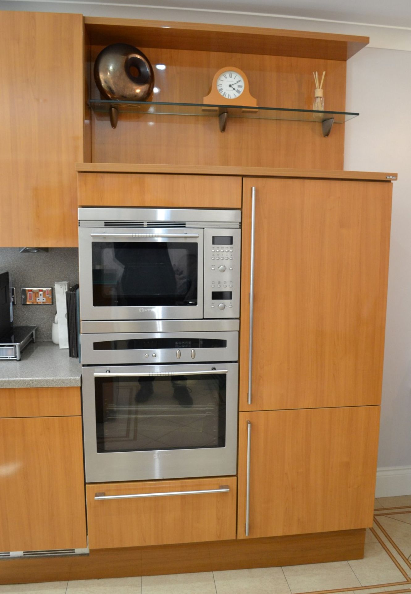 1 x Bespoke Siematic Gloss Fitted Kitchen With Corian Worktops, Frosted Glass Breakfast Bar - NO VAT - Image 13 of 91