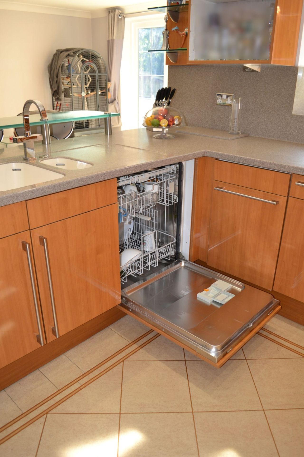 1 x Bespoke Siematic Gloss Fitted Kitchen With Corian Worktops, Frosted Glass Breakfast Bar - NO VAT - Image 42 of 91