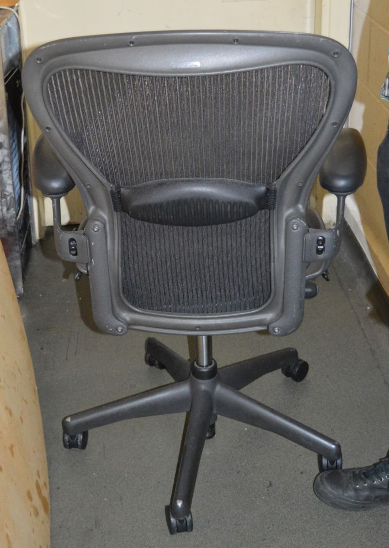 1 x Herman Miller Ergonomic Office Chair - CL180 - Ref IC000 - Location: London EC3V - Approx RRP £ - Image 2 of 4