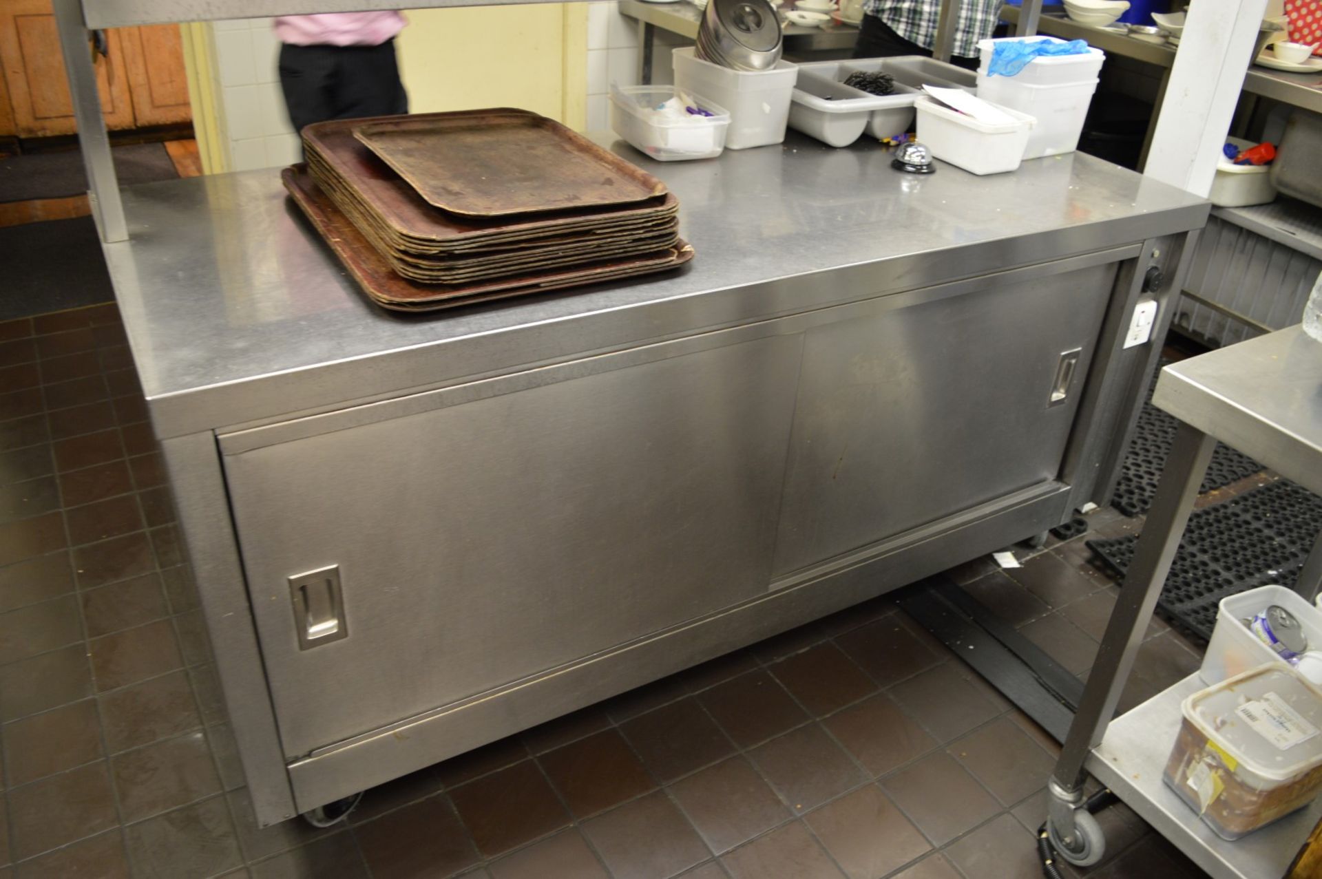1 x Stainless Steel Prep Counter With Warming Cupboard, Castors and Two Tier Plate Gantry - H83/ - Image 3 of 9