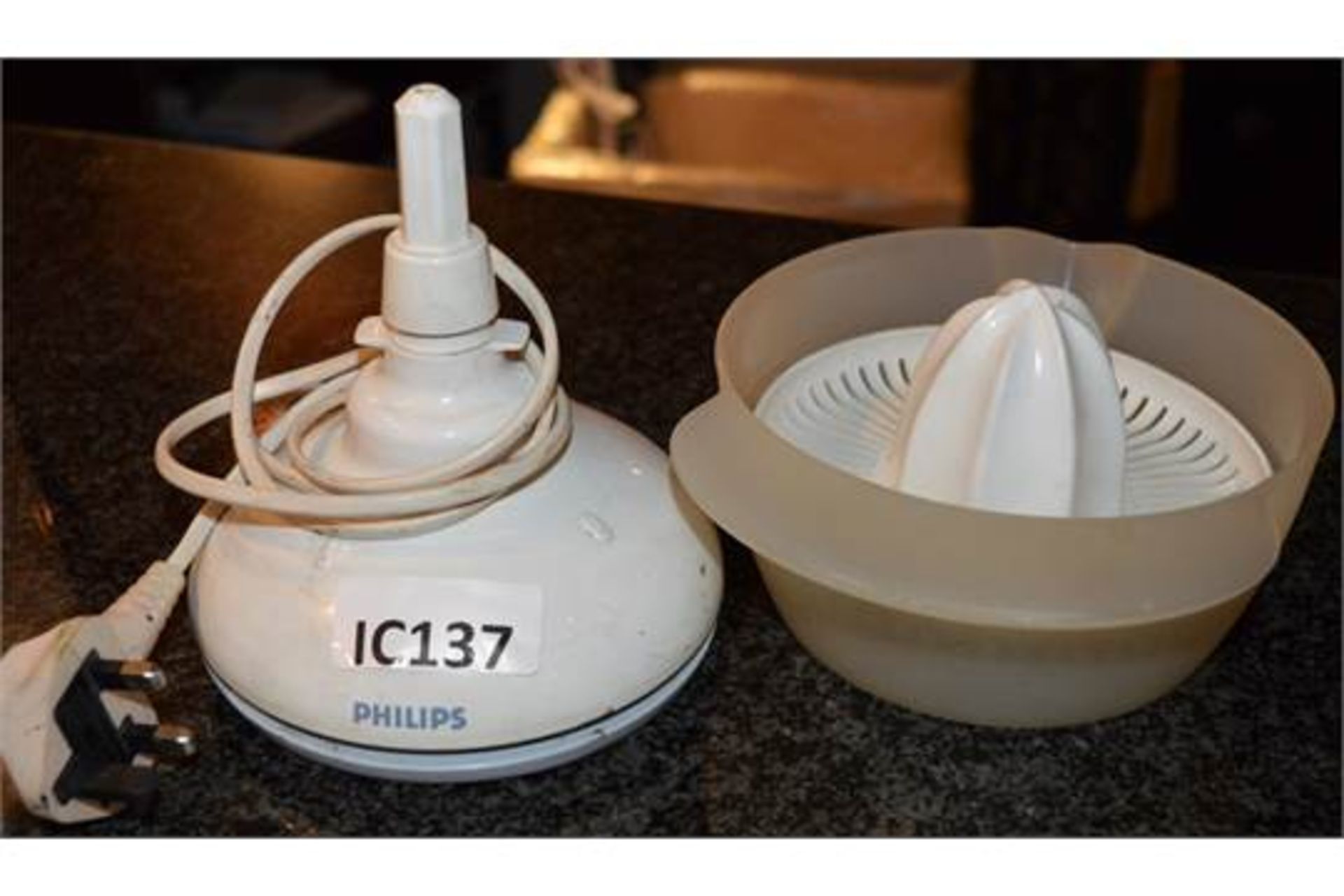 1 x Philips HR2737 Citrus Press - CL180 - Ref IC137 - Location: London EC3V