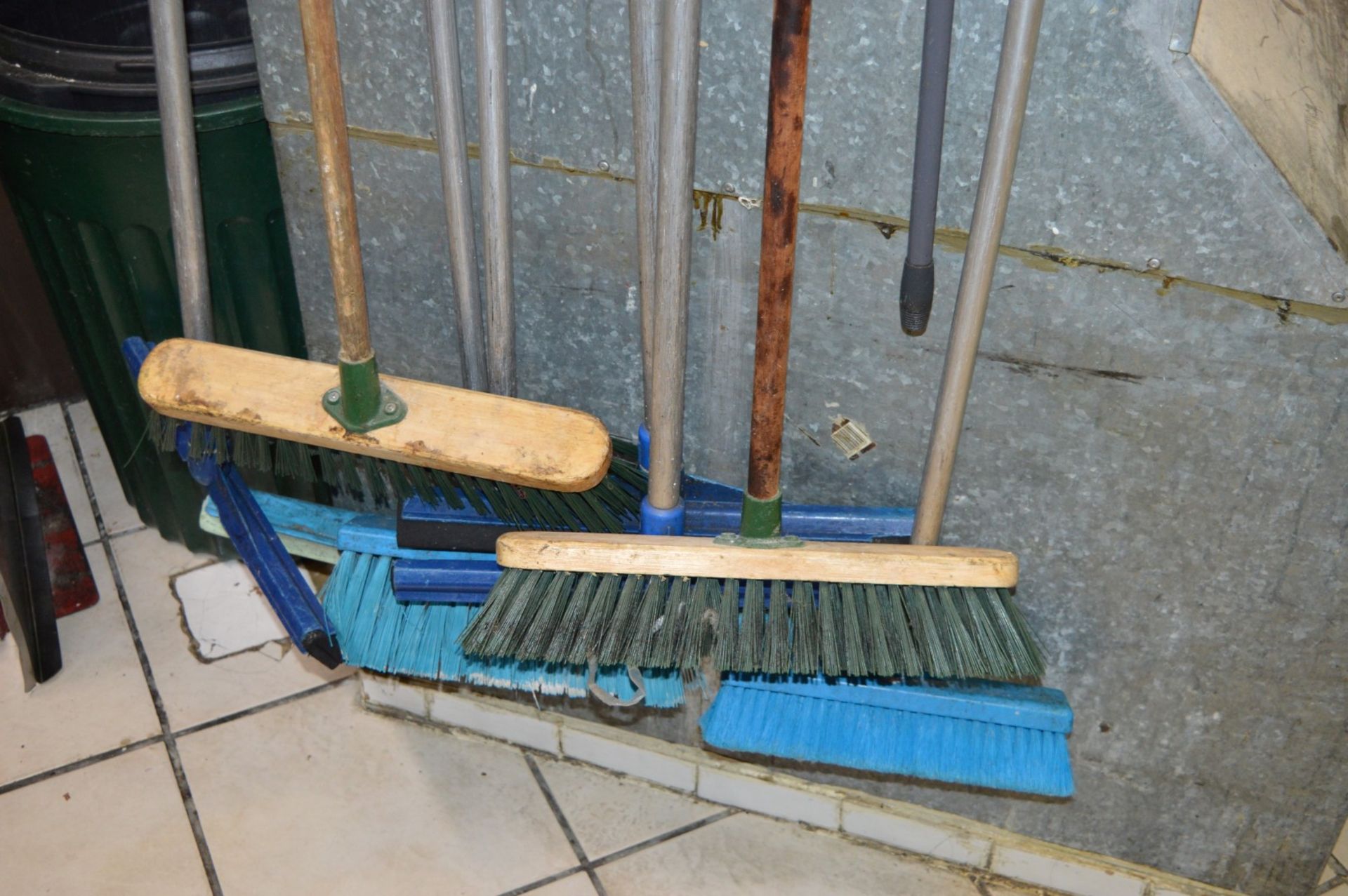 8 x Floor Cleaning Tools - Includes Floor Brushes and Sqeegees - CL180 - Ref IC241 - Location: - Image 3 of 3