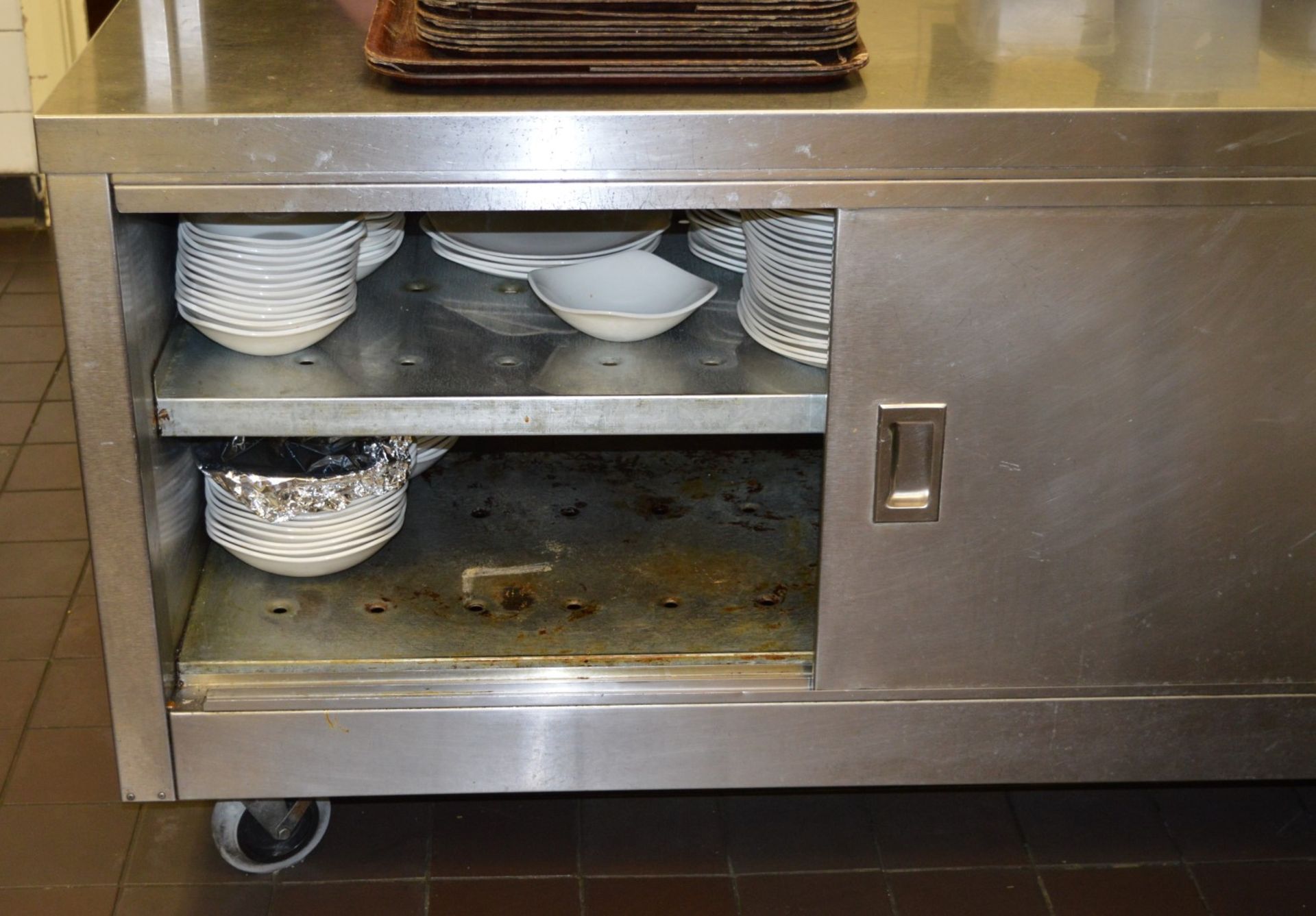 1 x Stainless Steel Prep Counter With Warming Cupboard, Castors and Two Tier Plate Gantry - H83/ - Image 5 of 9