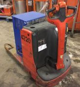 1 x Linde T20 Electric Pallet Truck - Tested and Working - Key and Charger Included - CL007 - Ref: