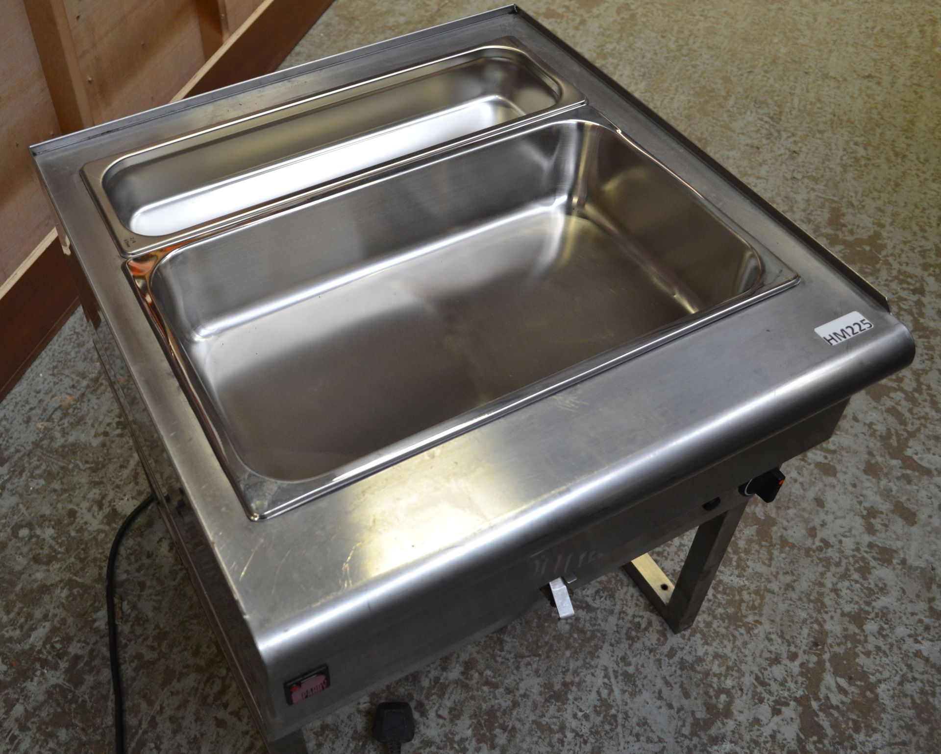 1 x Parry 9146.66W Electric Wet Bain Marie With Stand - 60.5 x 64 x 65.5(h) cm Inc. Stand - Ref: - Image 3 of 10