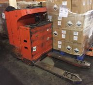 1 x Linde T20S Electric Rideable Seated Pallet Truck - Year: 2004 - Key and Charger Included - CL007