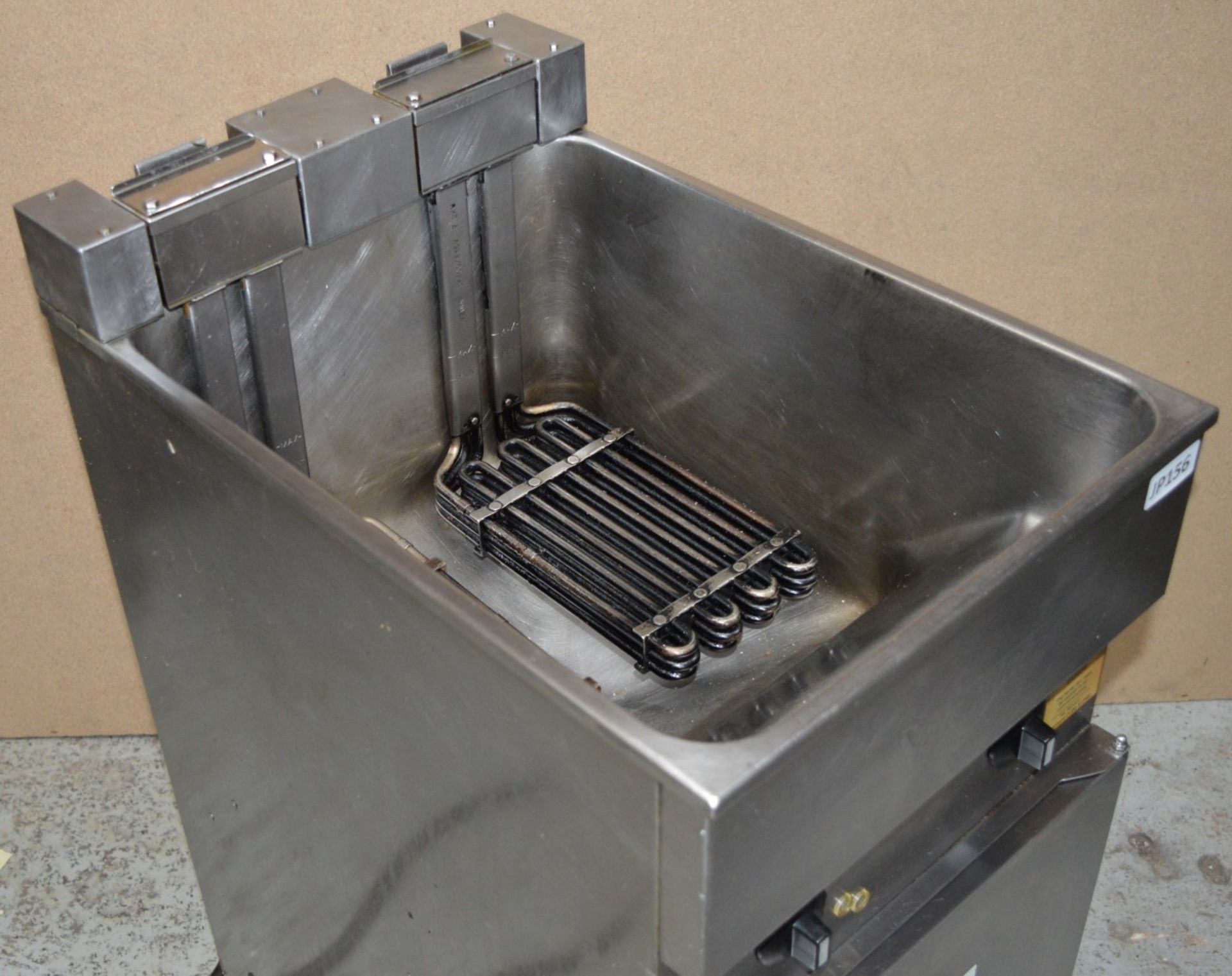 1 x Valentine V400 Freestanding Twin Basket Fryer - 15 to 18 Litre Capacity - 15kW Output - 415v - - Image 11 of 11