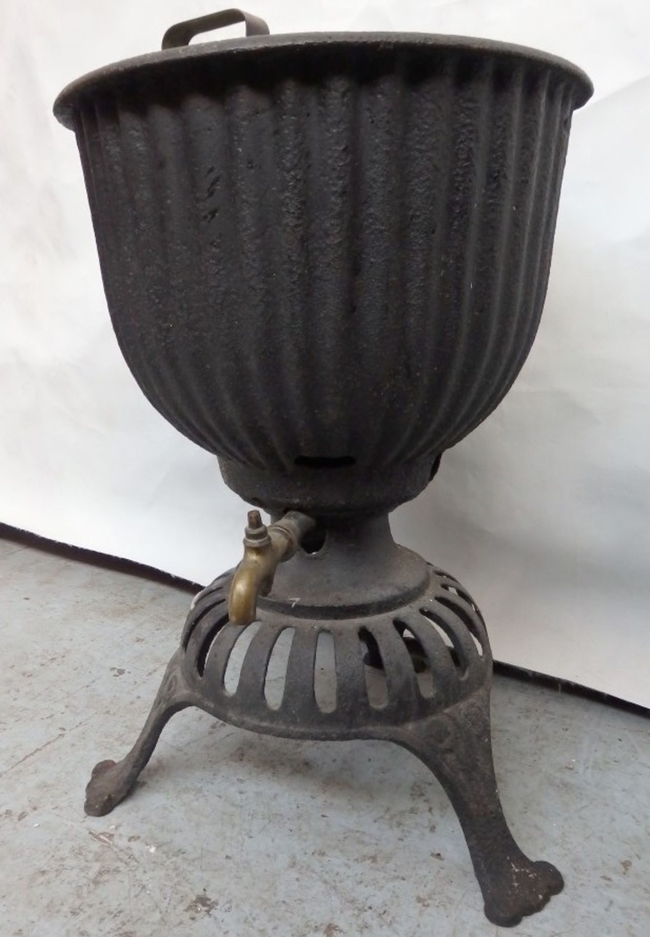 1 x Reclaimed Antique Cast Iron SAMOVAR / TEA URN - Dimensions: H70, Diameter 48cm - Ref VI004 -