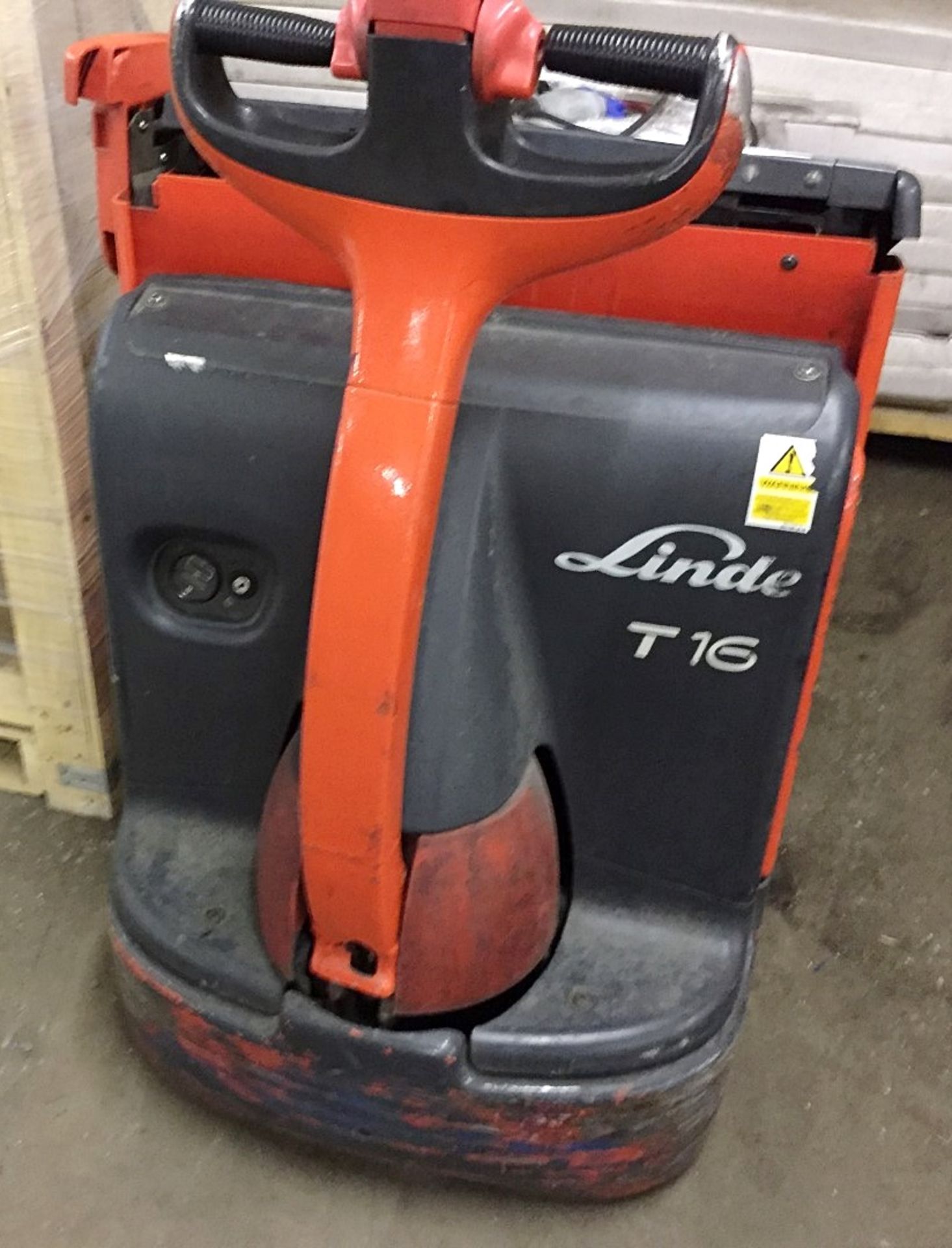 1 x Linde T16 Electric Pallet Truck - 1600kg Capacity - Tested and Working - Key and Charger - Image 2 of 3