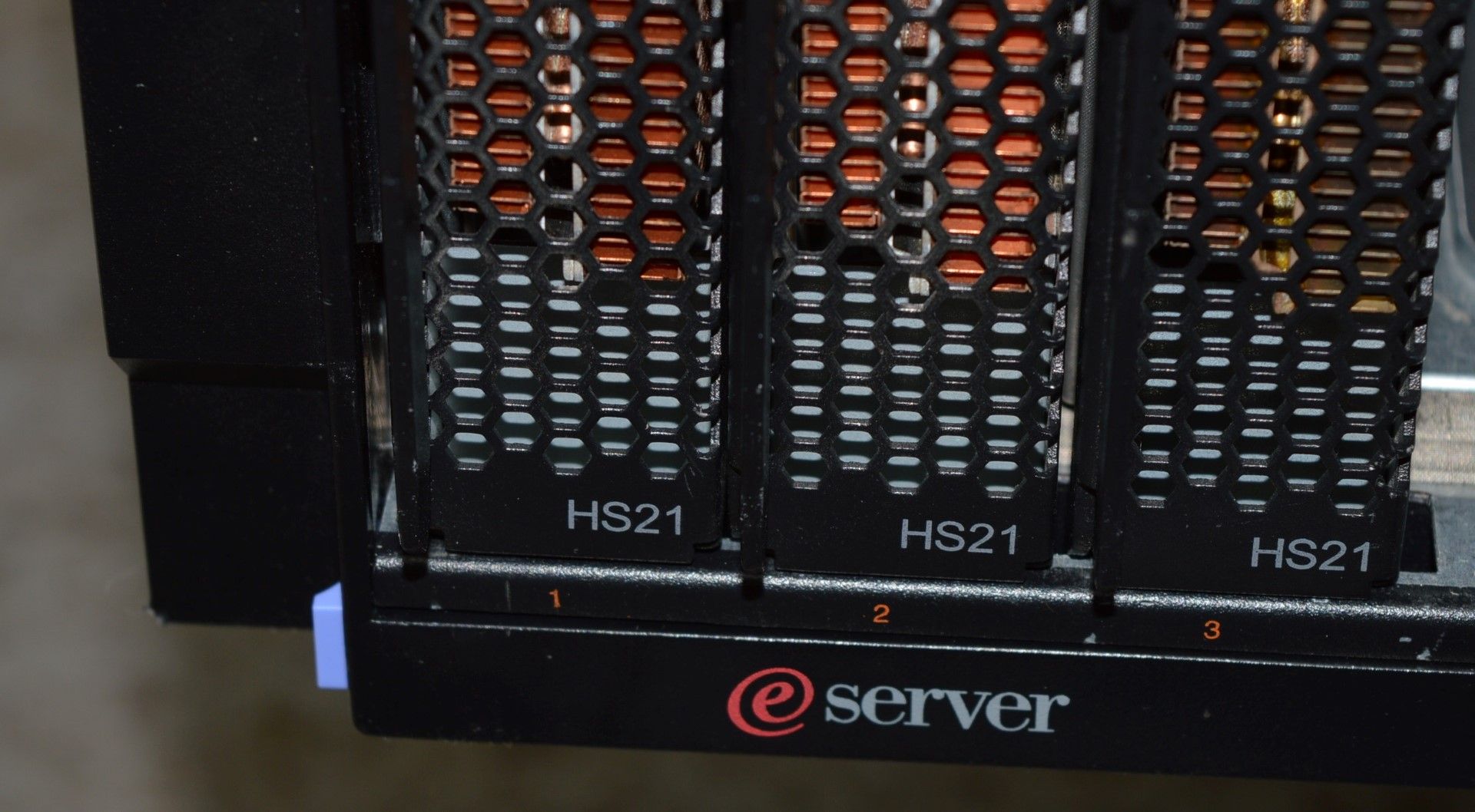 1 x IBM BladeCenter Chassis With 3 x HS21 Servers - Model 8677-3XY - CL400 - Ref IT457 - Location: - Image 2 of 7