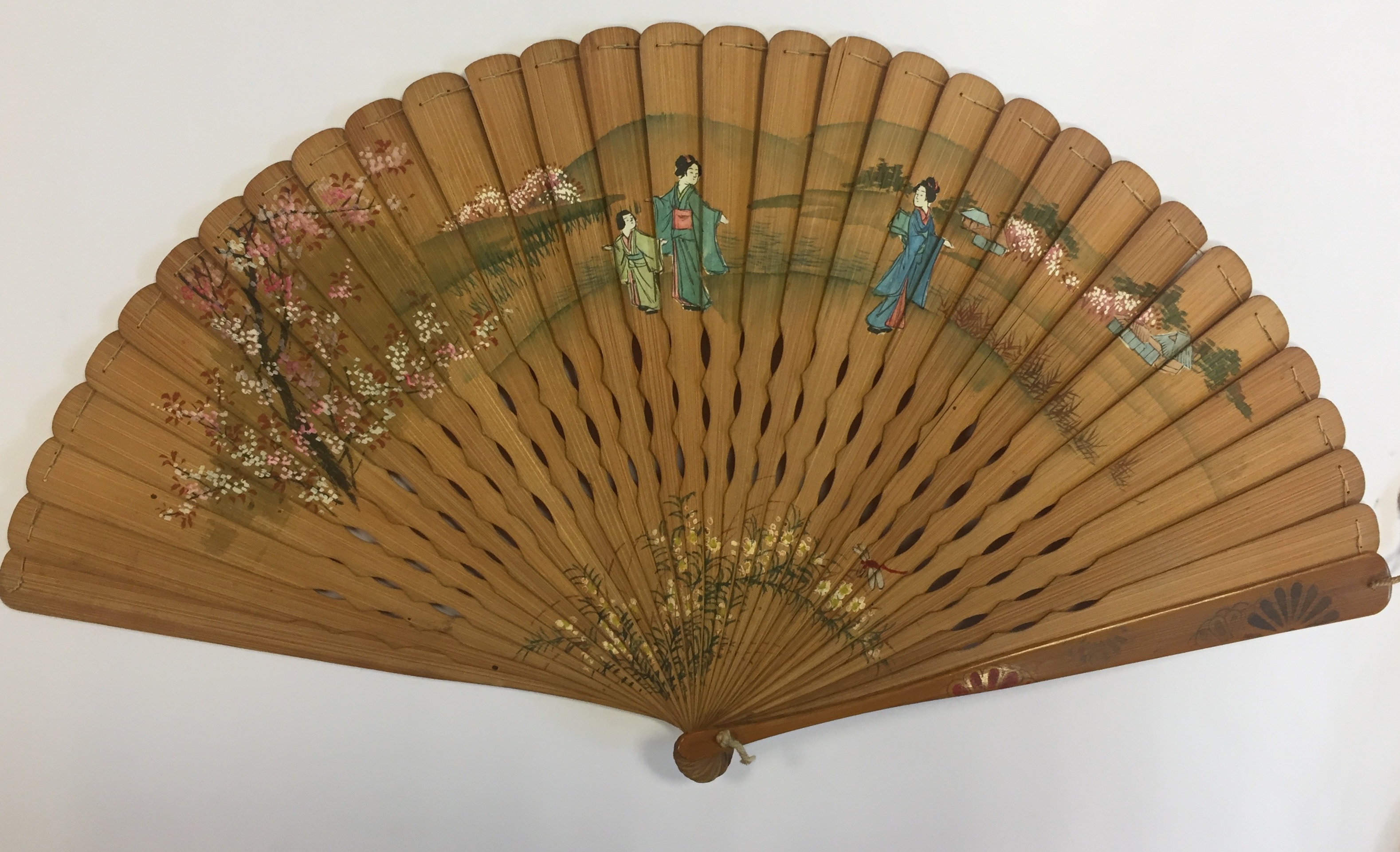 THEATRE: A wooden handheld fan featuring a painted decoration of several Japanese ladies in - Image 2 of 2