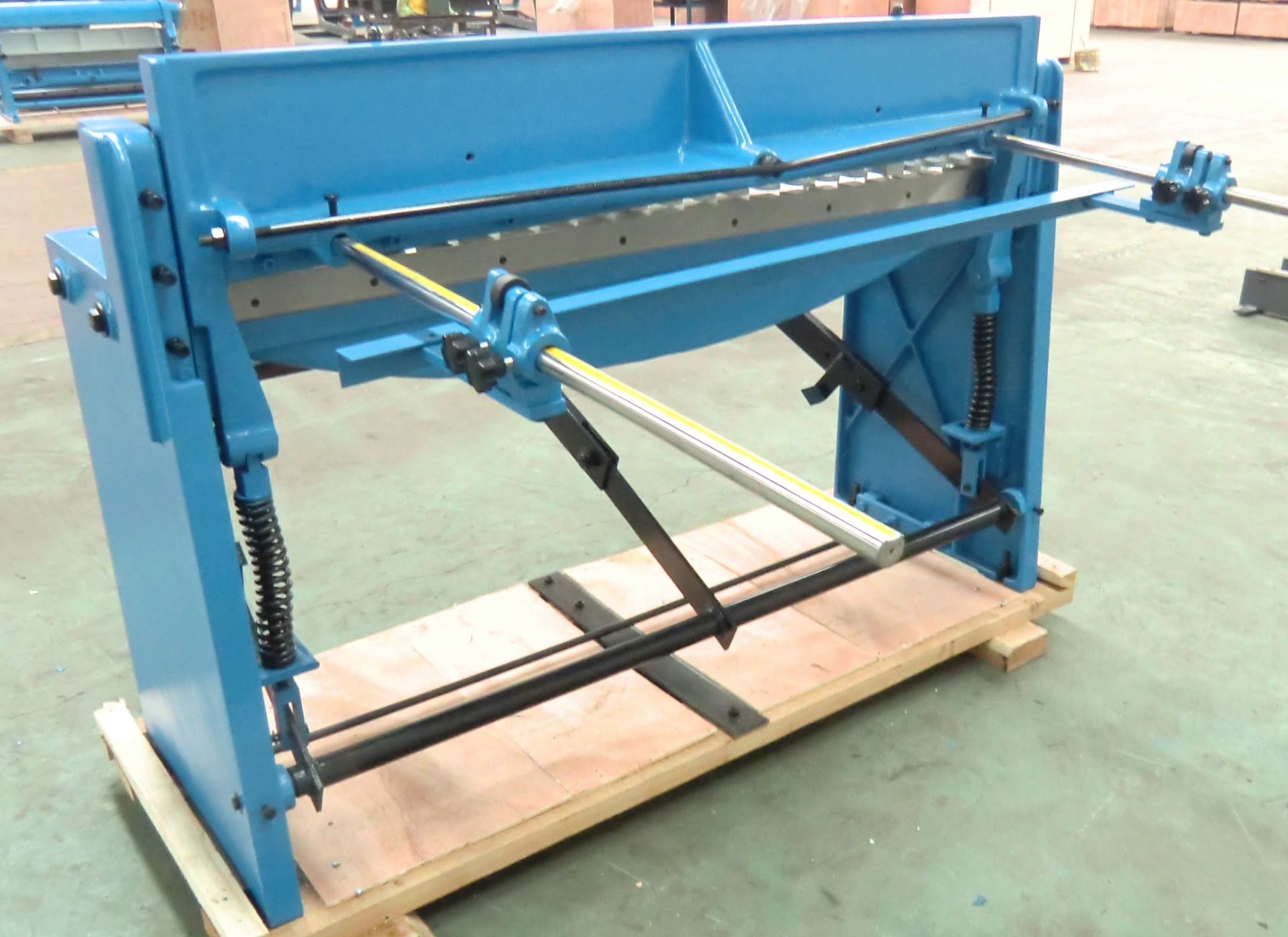 Manual Shear with foot control 52" wide 16 Gauge thickness with back gauge up to 33" - Image 2 of 3
