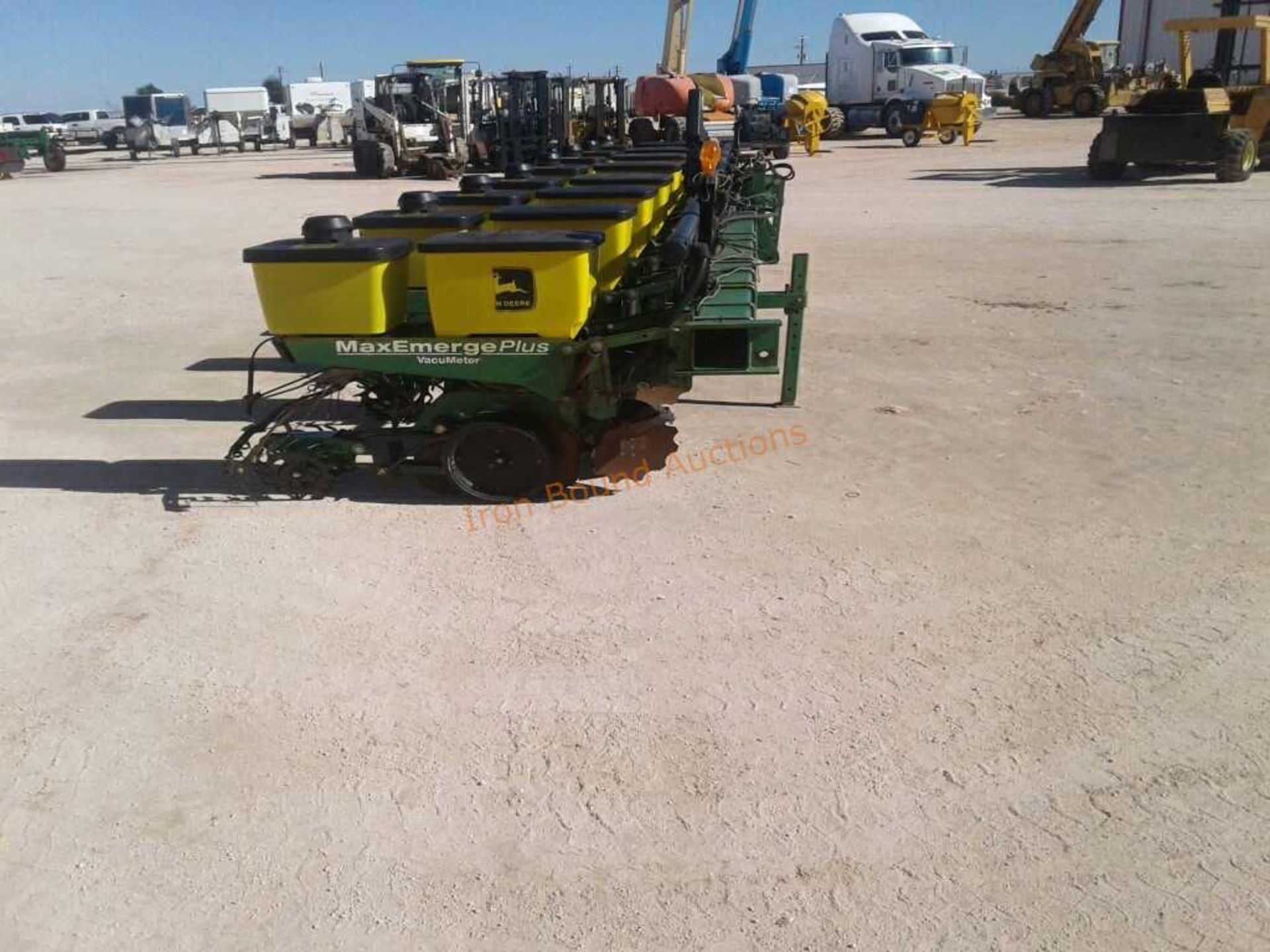 John Deere Max Emerge Plus Vacumeter 1700 Planter - Image 9 of 11