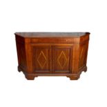 Credenza scantonata con intarsio a losanghe sull'ante, cm. 200 x 58 H. 110. Veneta, primi metà