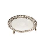 Salver in argento sterling tit. 925 sostenuto da tre piedini ad artiglio che cinge una sfera, con