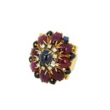 Anello in oro giallo 18 Kt a rosone con rubini e zaffiri blu cabochon per ct. 18,00 e corona di