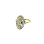 Anello in oro giallo e bianco 18 Kt con sommità ovale con centrale di tre diamanti taglio