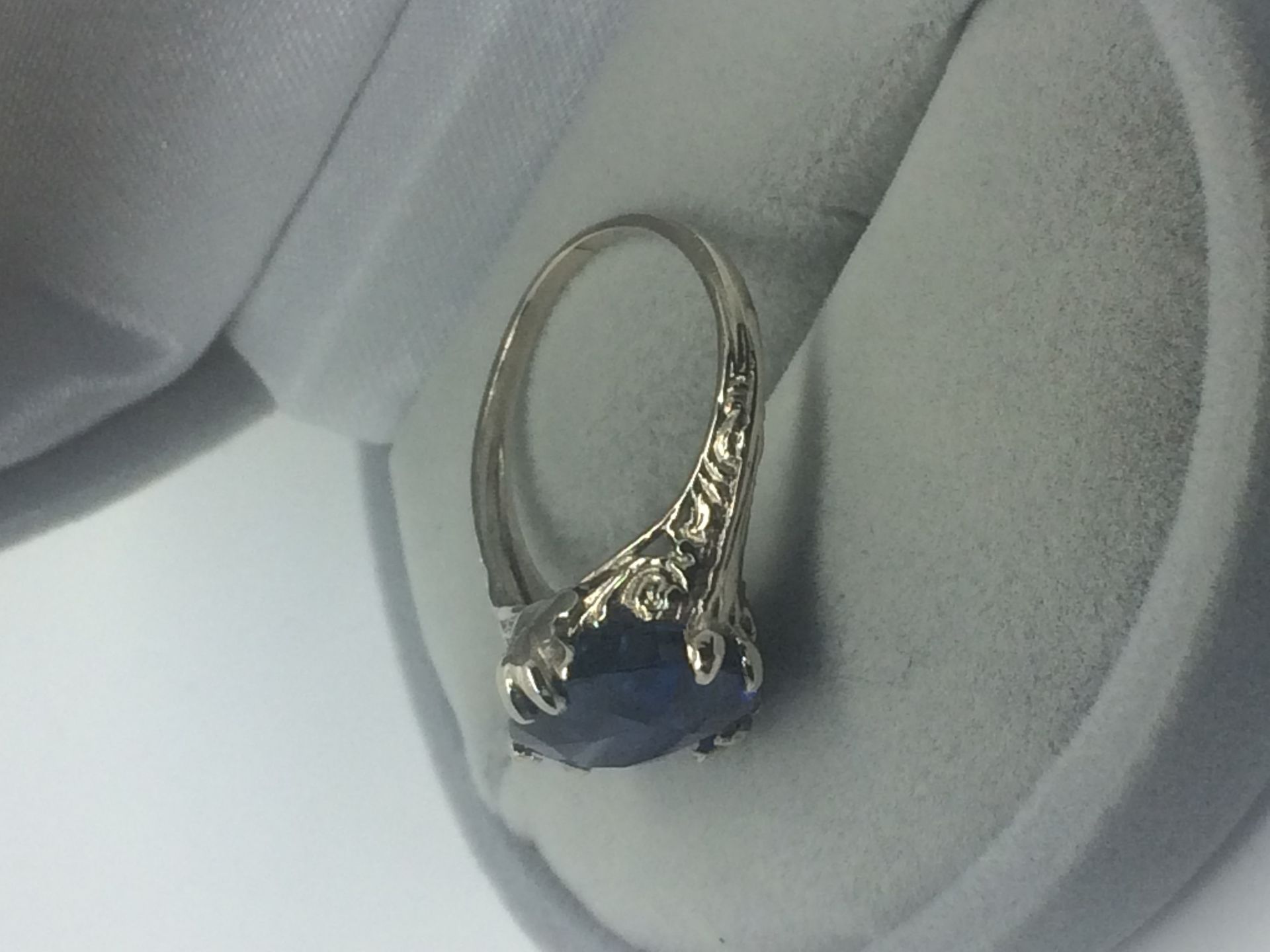 6.10 CT SAPPHIRE RING SET IN 14 CT WHITE GOLD RING - Image 5 of 6