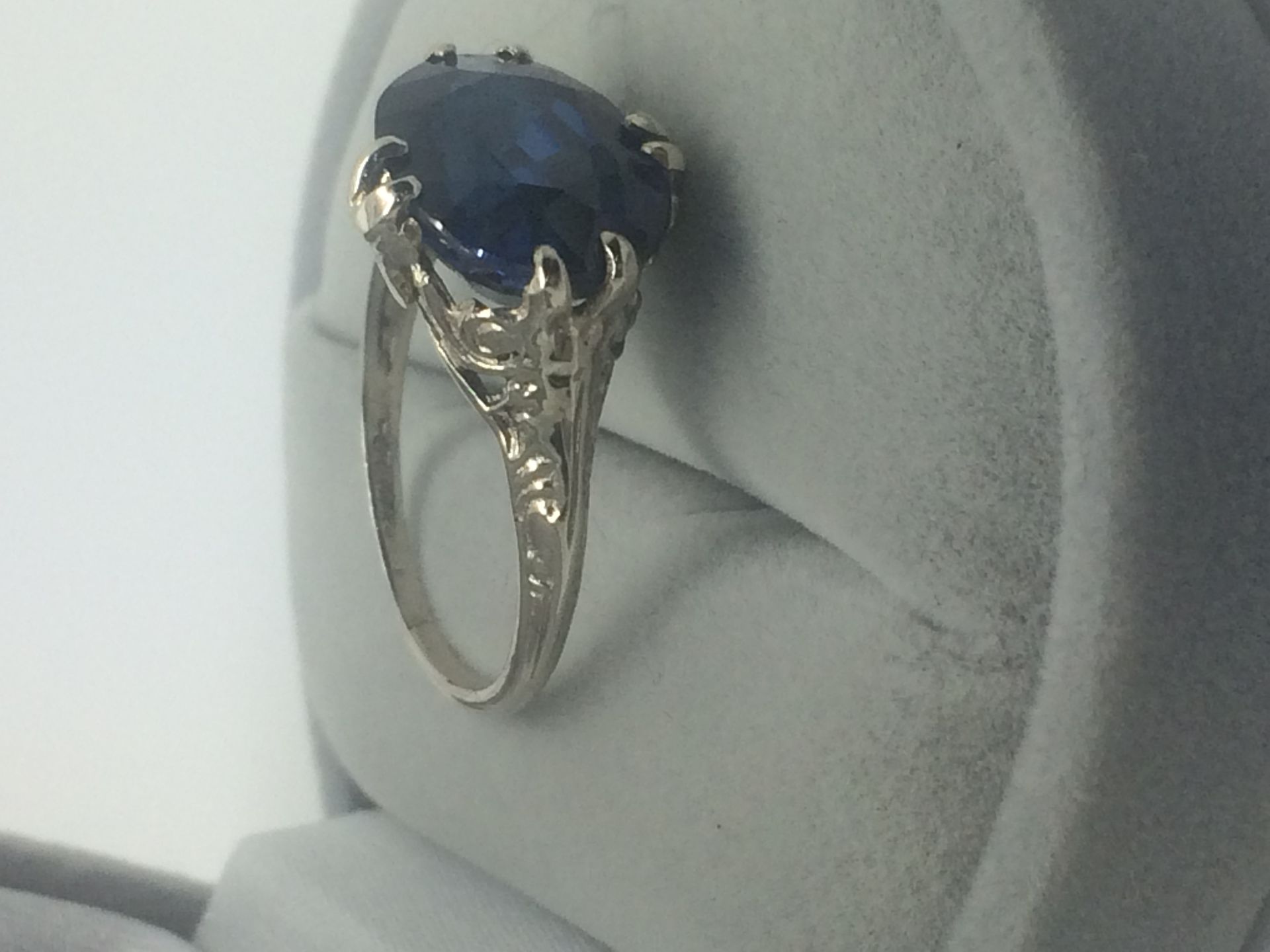 6.10 CT SAPPHIRE RING SET IN 14 CT WHITE GOLD RING - Image 6 of 6