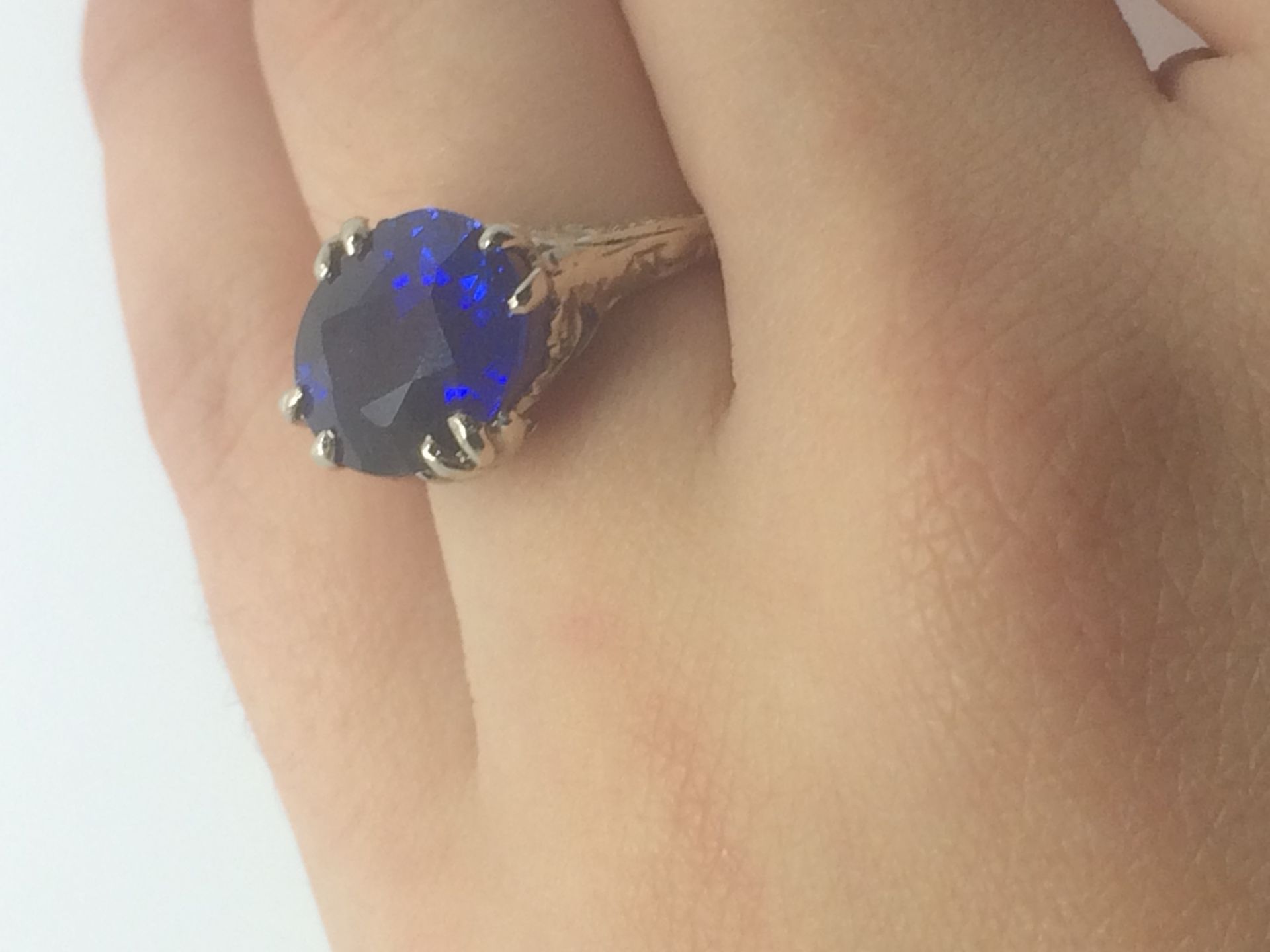 6.10 CT SAPPHIRE RING SET IN 14 CT WHITE GOLD RING - Image 4 of 6