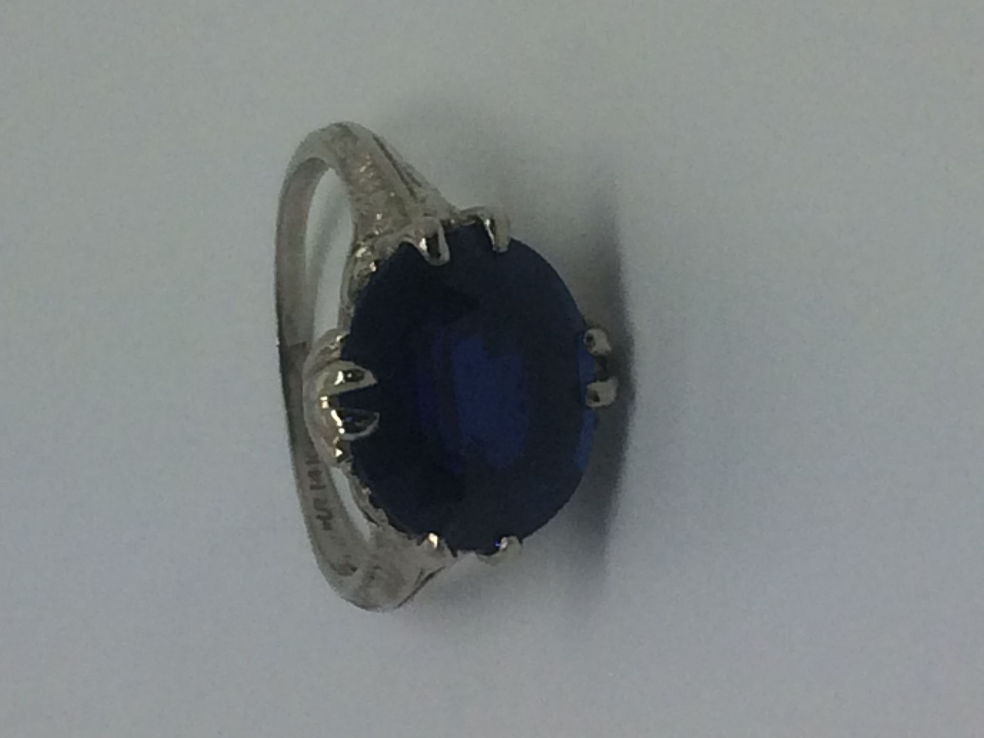 6.10 CT SAPPHIRE RING SET IN 14 CT WHITE GOLD RING - Image 2 of 6